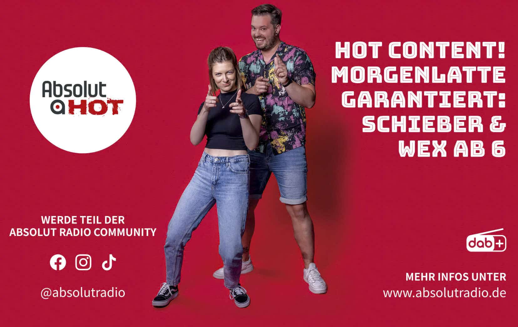 Eine junge Frau und ein Mann stehen vor einem roten Hintergrund. Beide lächeln und zeigen verspielt. Der Text wirbt für Radioinhalte von „Absolut HOT“. Unten werden Social-Media-Symbole und Website-Informationen angezeigt. © Fotografie Tomas Rodriguez