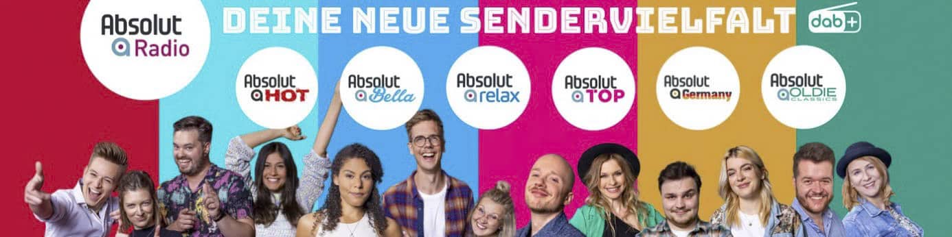Ein farbenfrohes Banner mit Personengruppen unter den Logos verschiedener Radiosender: Absolut Hot, Bella, Relax, Top, Germany und Oldie Classics. Der Text lautet „DEINE NEUE SENDERVIELFALT“ mit einem grünen „dab+“-Logo oben rechts. © Fotografie Tomas Rodriguez