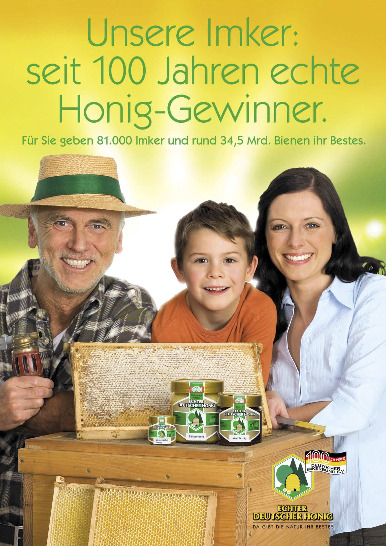 Ein lächelnder älterer Mann, ein Kind und eine Frau halten Gläser mit Honig und Honigwaben. Der Text lautet: „Unsere Imker: seit 100 Jahren echte Honig-Gewinner.“ Auf dem Bild sind deutsche Honigprodukte und Logos abgebildet. © Fotografie Tomas Rodriguez
