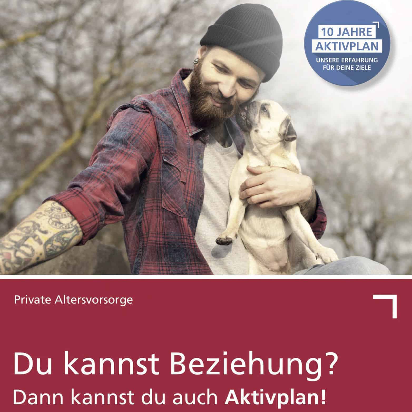 Ein bärtiger Mann in kariertem Hemd und Beanie sitzt draußen und hält einen kleinen Hund. Beide lächeln. Der Text auf Deutsch wirbt für einen Finanzdienst und suggeriert Vertrauen in Beziehungen und Pläne. Ein Logo zeigt „10 Jahre Aktivplan“. © Fotografie Tomas Rodriguez