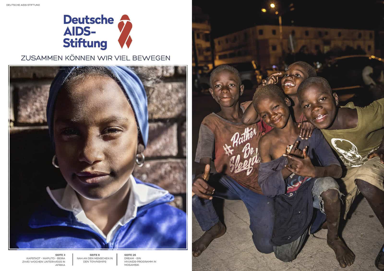 Linke Seite: Nahaufnahme eines Kindes mit blauem Kopftuch vor einer Backsteinmauer, mit deutschem Text über die Deutsche AIDS-Stiftung. Rechte Seite: Eine Gruppe von fünf Jungen, die lächelnd und posierend nachts auf einer Straße stehen. © Fotografie Tomas Rodriguez