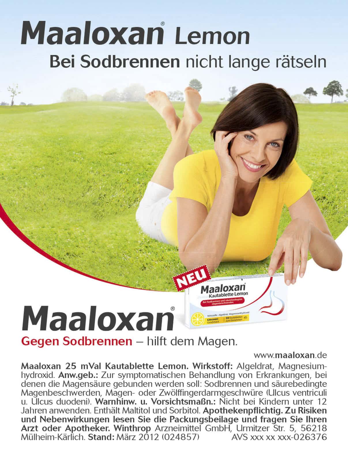 Eine Frau in einem roten Hemd lächelt, während sie auf einem weißen Sofa liegt und eine Schachtel Maaloxan-Zitronentabletten hält. Der Text wirbt für Maaloxan zur Linderung von Sodbrennen und hebt den neuen Zitronengeschmack hervor. Kontakt- und Produktinformationen finden Sie unten. © Fotografie Tomas Rodriguez