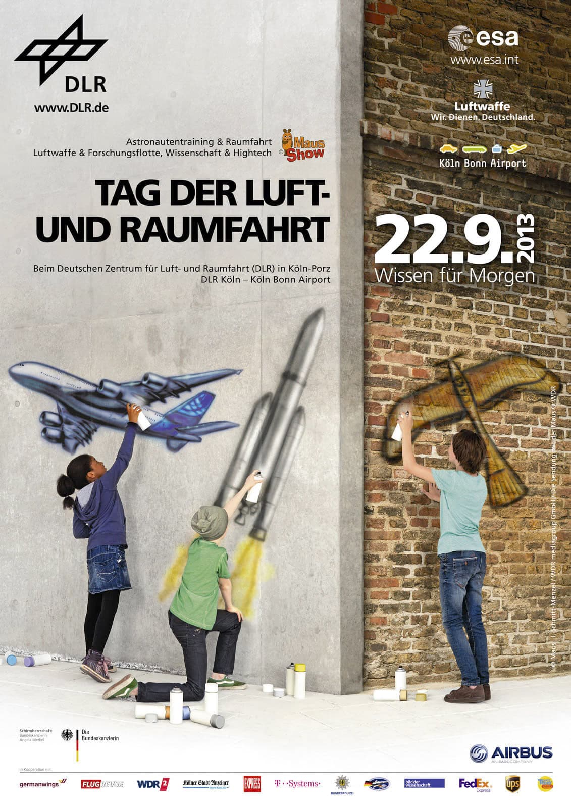 Plakat zum „Tag der Luft- und Raumfahrt“ am 22. September 2013 beim DLR in Köln. Darin ist ein Kind zu sehen, das hinter einem Mann im Raumanzug ein Flugzeug zeichnet, mit Logos von DLR, ESA und Sponsoren der Veranstaltung. Im deutschen Text werden Luft- und Raumfahrt und Wissen für morgen erwähnt. © Fotografie Tomas Rodriguez
