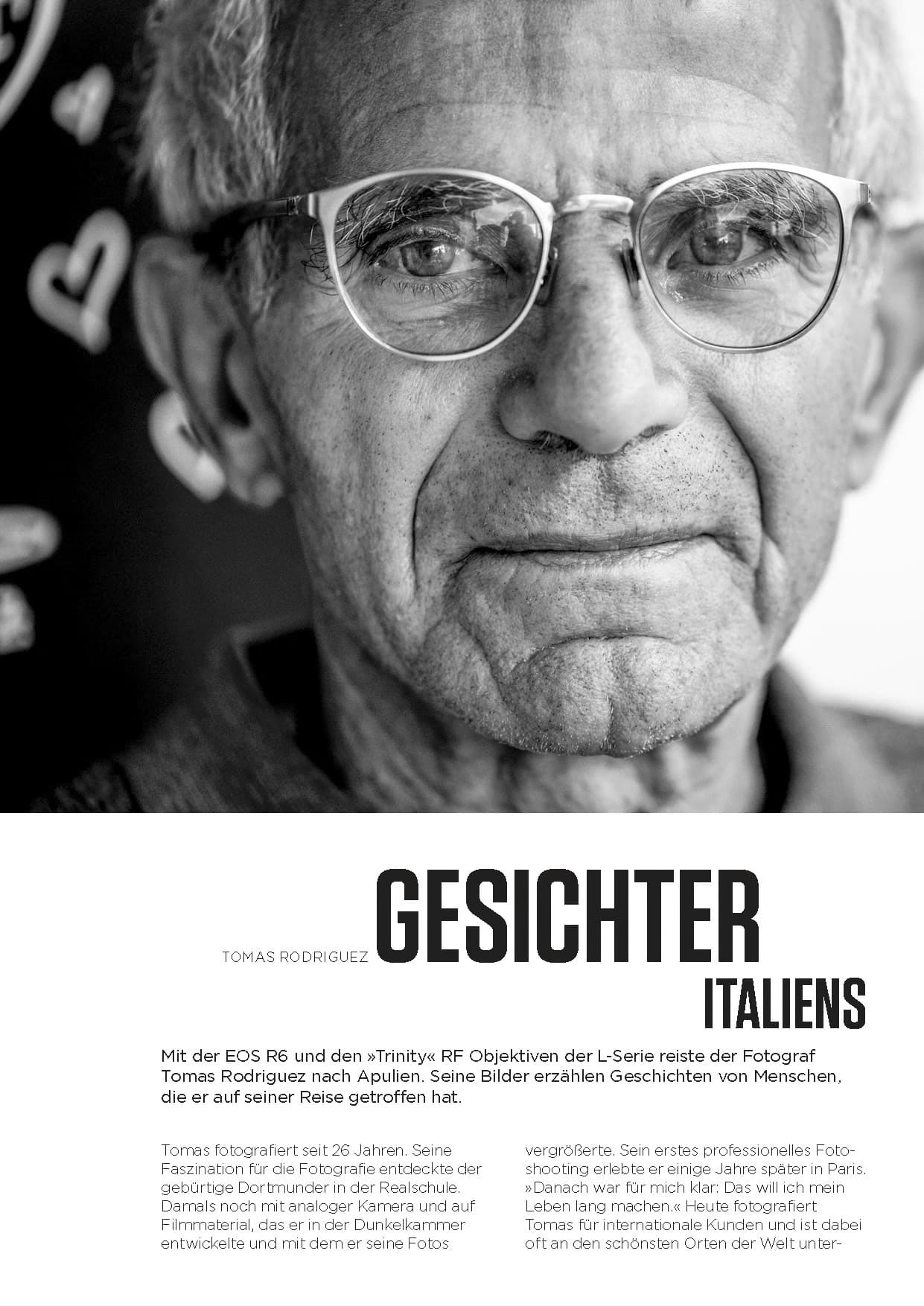 Schwarz-Weiß-Porträt eines älteren Mannes mit Brille, leichtem Lächeln und kurzem Haar. Der Text unter dem Bild stellt eine Fotoserie über die Gesichter Italiens von Tomas Rodriguez vor. © Fotografie Tomas Rodriguez