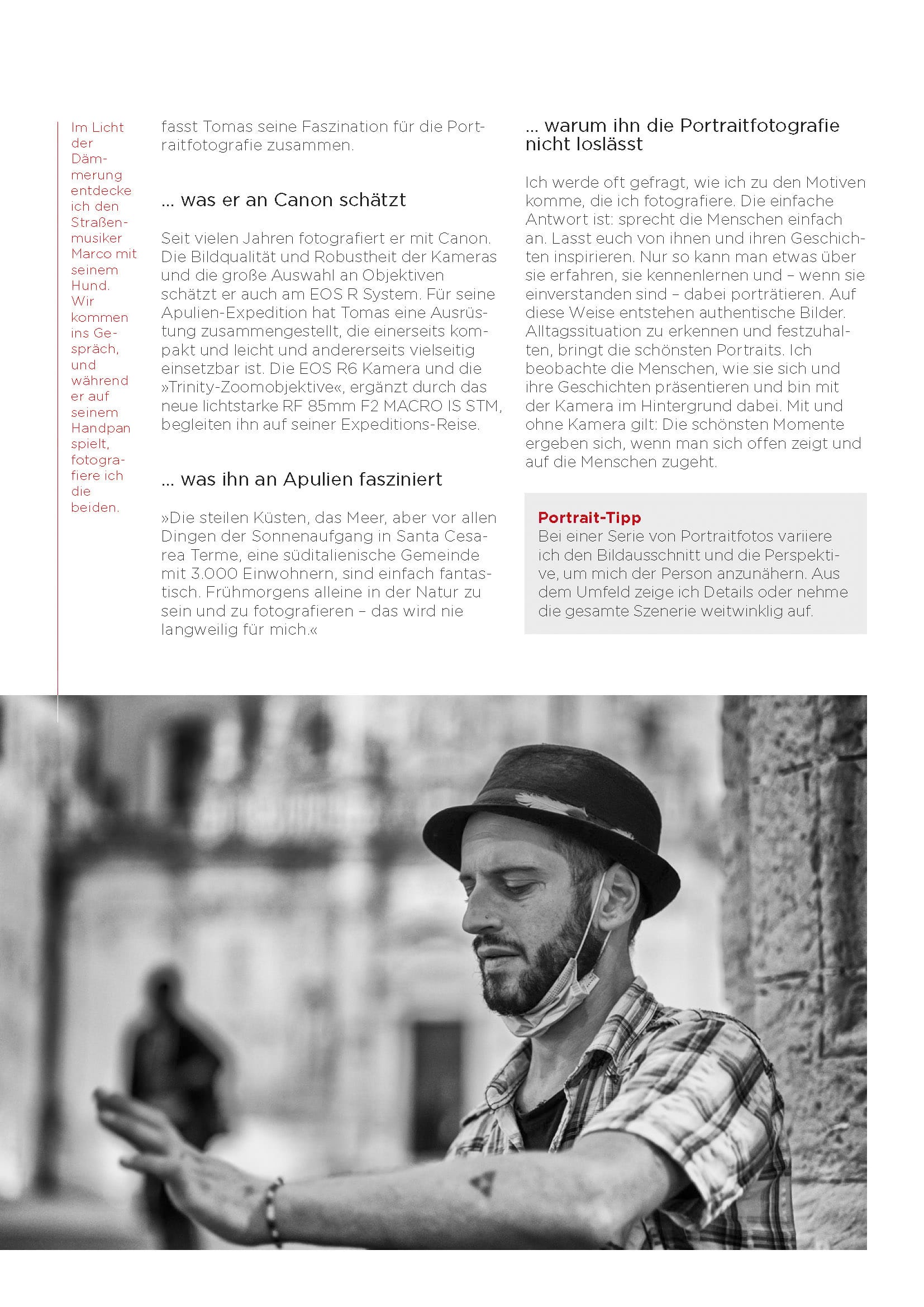 Ein Mann mit Bart und Hut sitzt im Freien, hält eine Kamera und schaut auf den Bildschirm. Das Foto ist schwarz-weiß. Ein deutscher Text über Fotografie füllt die obere Hälfte des Bildes. © Fotografie Tomas Rodriguez