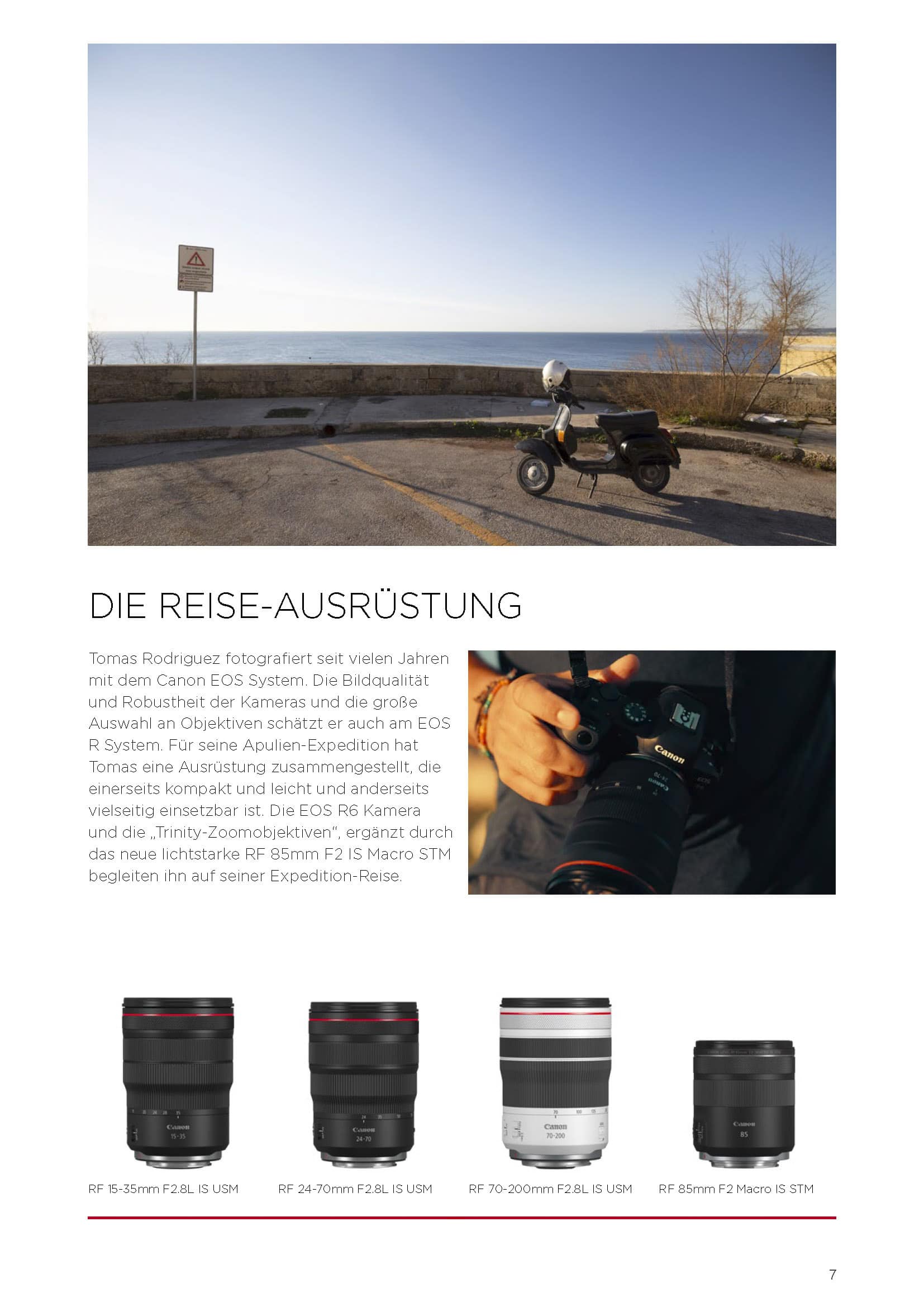 Ein schwarzer Motorroller ist bei Sonnenuntergang an einer Küstenstraße geparkt, mit dem Meer und einem klaren Himmel im Hintergrund. Kameraobjektive und beschreibender Text werden unter dem Hauptbild angezeigt. © Fotografie Tomas Rodriguez