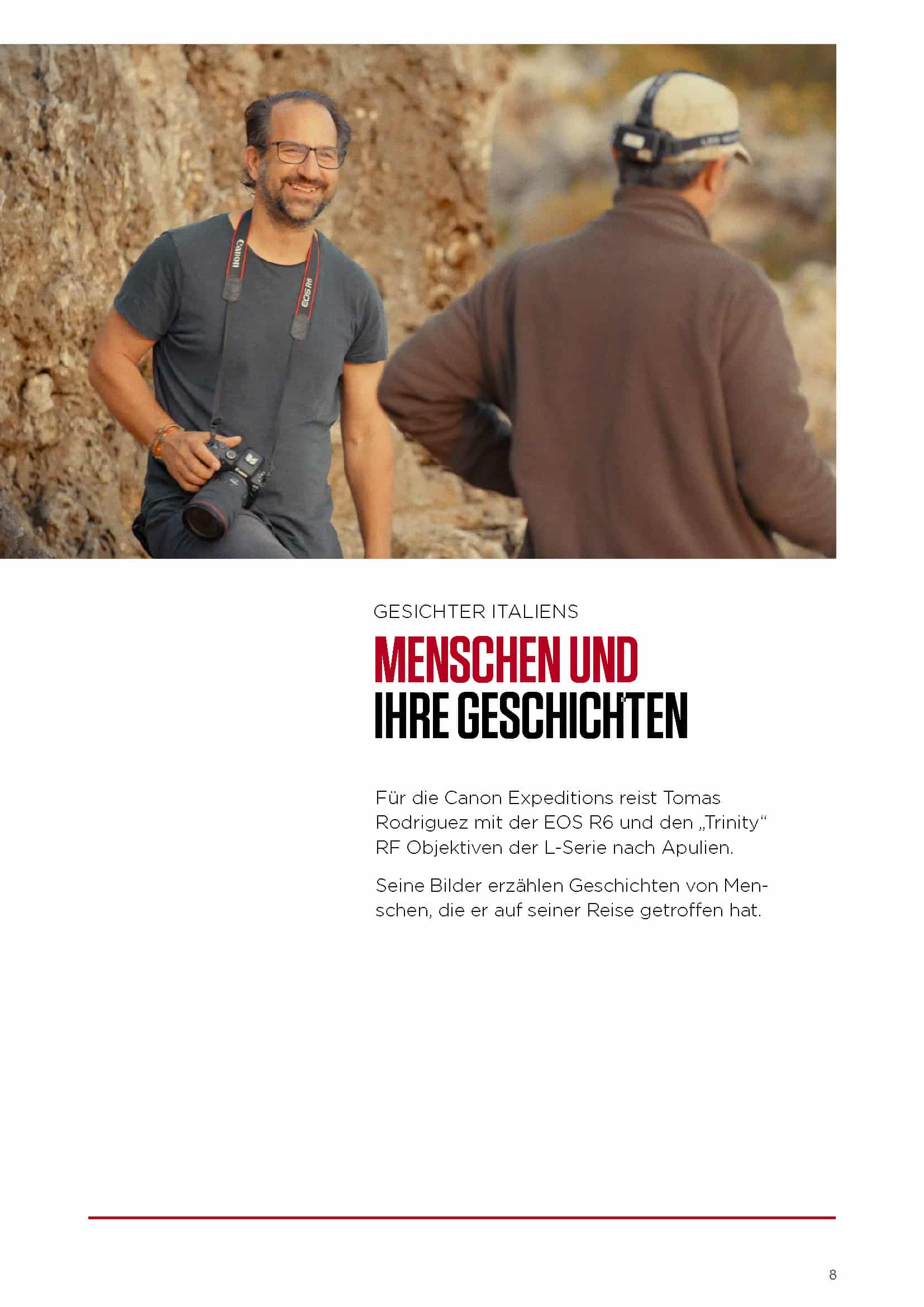 Ein lächelnder Mann mit Brille hält eine Kamera und steht im Freien auf felsigem Gelände. Ein anderer Mann, von hinten gesehen, erscheint im Vordergrund. Die Szene suggeriert eine zwanglose Umgebung für Außenaufnahmen. © Fotografie Tomas Rodriguez