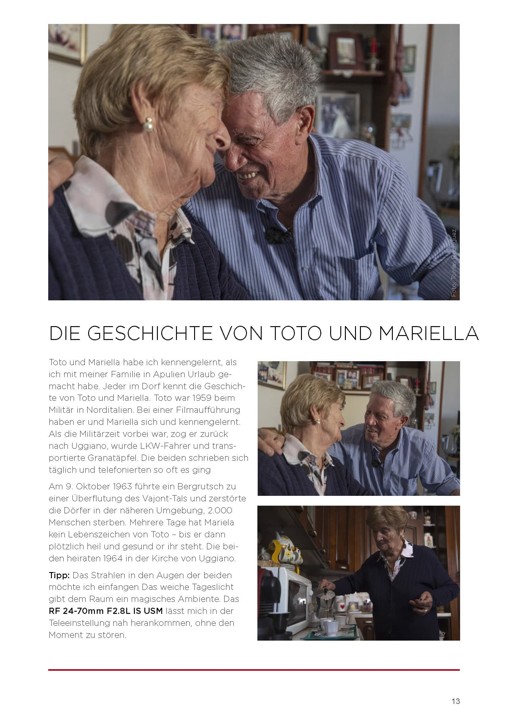 Ein älteres Ehepaar sitzt eng beieinander, lächelt und berührt sich liebevoll an der Stirn. Unten sitzen sie an einem Tisch und schauen sich gemeinsam ein altes Foto an. Beide scheinen glücklich zu sein und ein Gefühl der Wärme und Verbundenheit zu teilen. © Fotografie Tomas Rodriguez