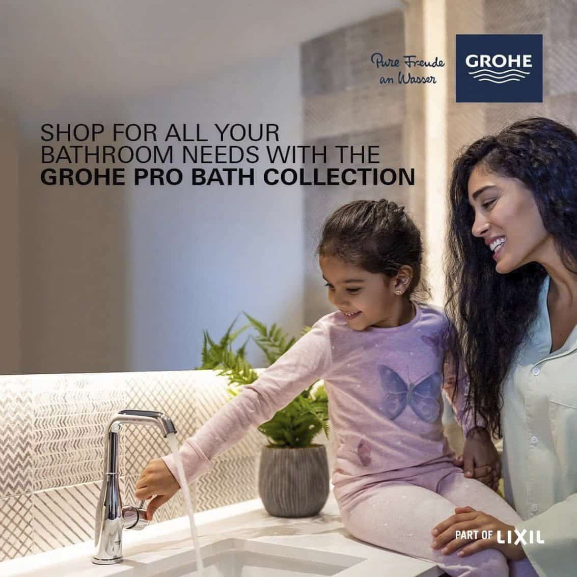 Eine Frau lächelt, als sie einem jungen Mädchen beim Händewaschen an einem modernen Waschbecken im Bad hilft. Der Text wirbt für die GROHE Pro Bath Collection für den Badbedarf. Die Logos von GROHE und LIXIL sind oben und unten rechts zu sehen. © Fotografie Tomas Rodriguez