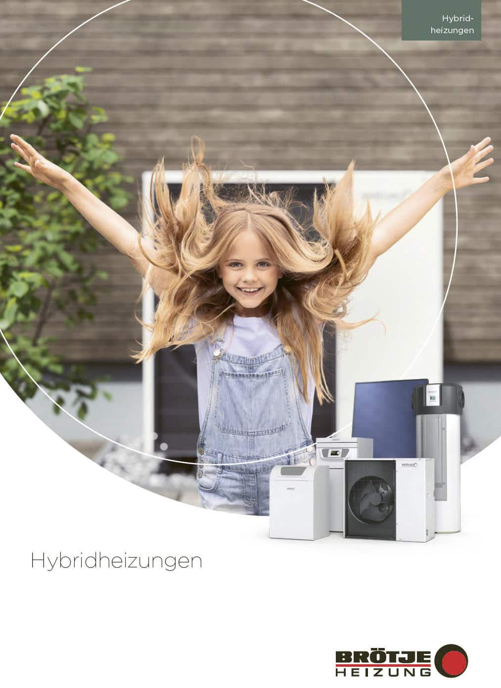 Ein lächelndes Mädchen mit langen blonden Haaren springt mit erhobenen Armen im Freien, vor modernen Hybridheizungen. Das Bild zeigt auch den Text "Hybridheizungen" und das Logo von BRÖTJE HEIZUNG. © Fotografie Tomas Rodriguez