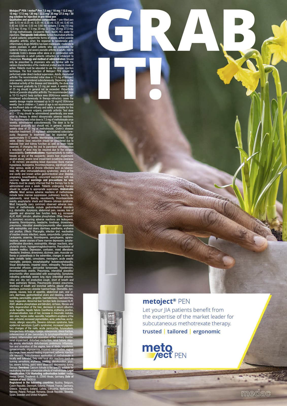 Die Hände einer Person halten sanft einen Blumentopf mit gelben Blumen. Der große Text lautet "GRAB IT!". Darüber ist ein medizinischer Injektor mit gelber Spitze und der Aufschrift "metoject PEN" zu sehen, zusammen mit Produktinformationen und einem Block mit Kleingedrucktem. © Fotografie Tomas Rodriguez