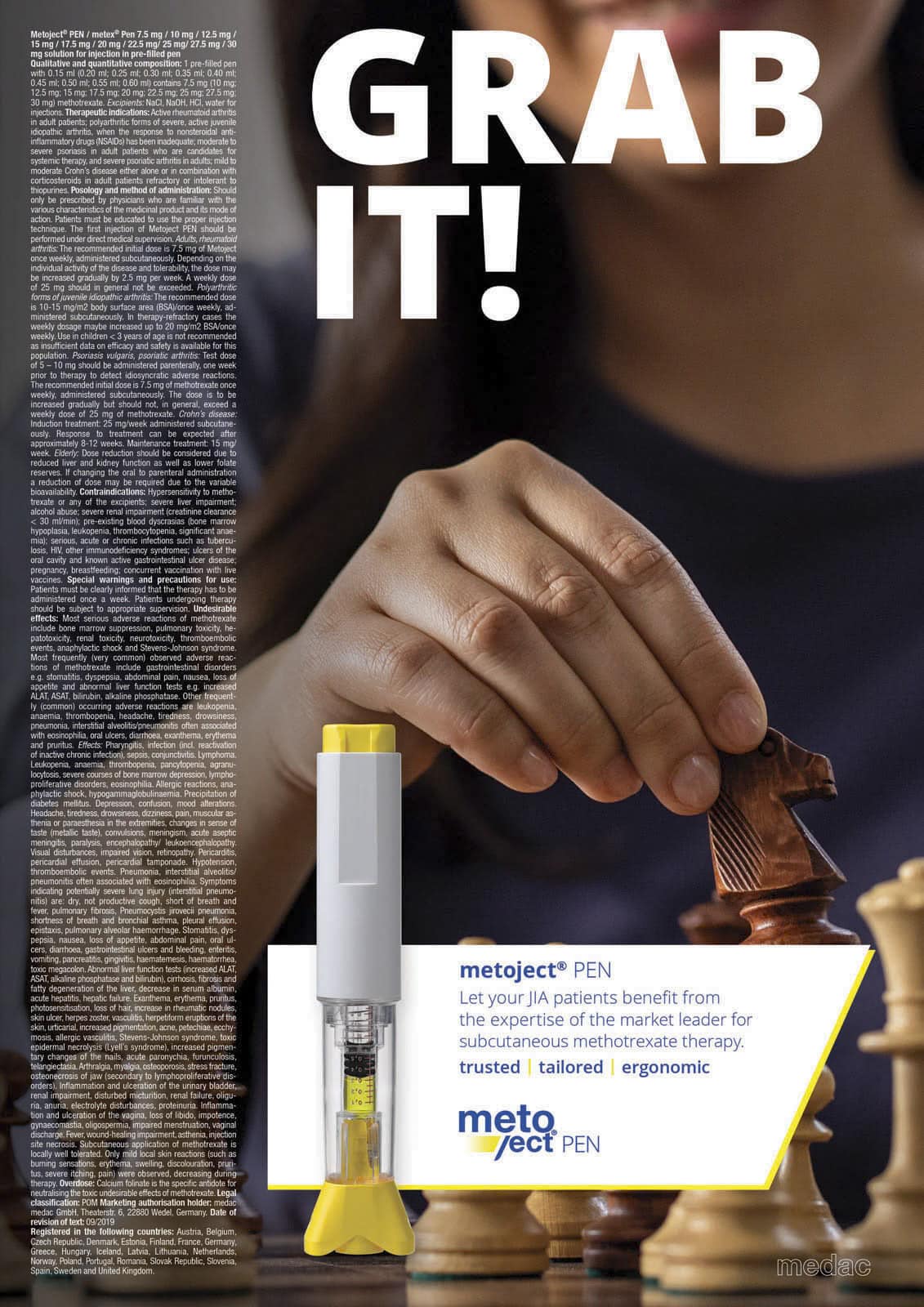 Nahaufnahme einer Hand, die eine schwarze Schachfigur auf einem Schachbrett bewegt, darüber der fettgedruckte Text "GRAB IT!". Ein Bild eines Metoject-Stifts und ein Informationstext über das Produkt erscheinen am unteren Rand. © Fotografie Tomas Rodriguez