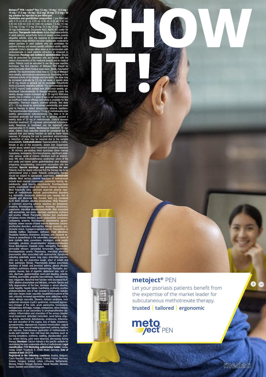 Eine Frau mit nackter Schulter steht vor einer Webcam und zeigt ihre Haut während einer virtuellen Beratung. Im Vordergrund ist ein Injektionsstift mit der Aufschrift "metoject PEN" zu sehen, der für die Behandlung von Psoriasis wirbt. © Fotografie Tomas Rodriguez