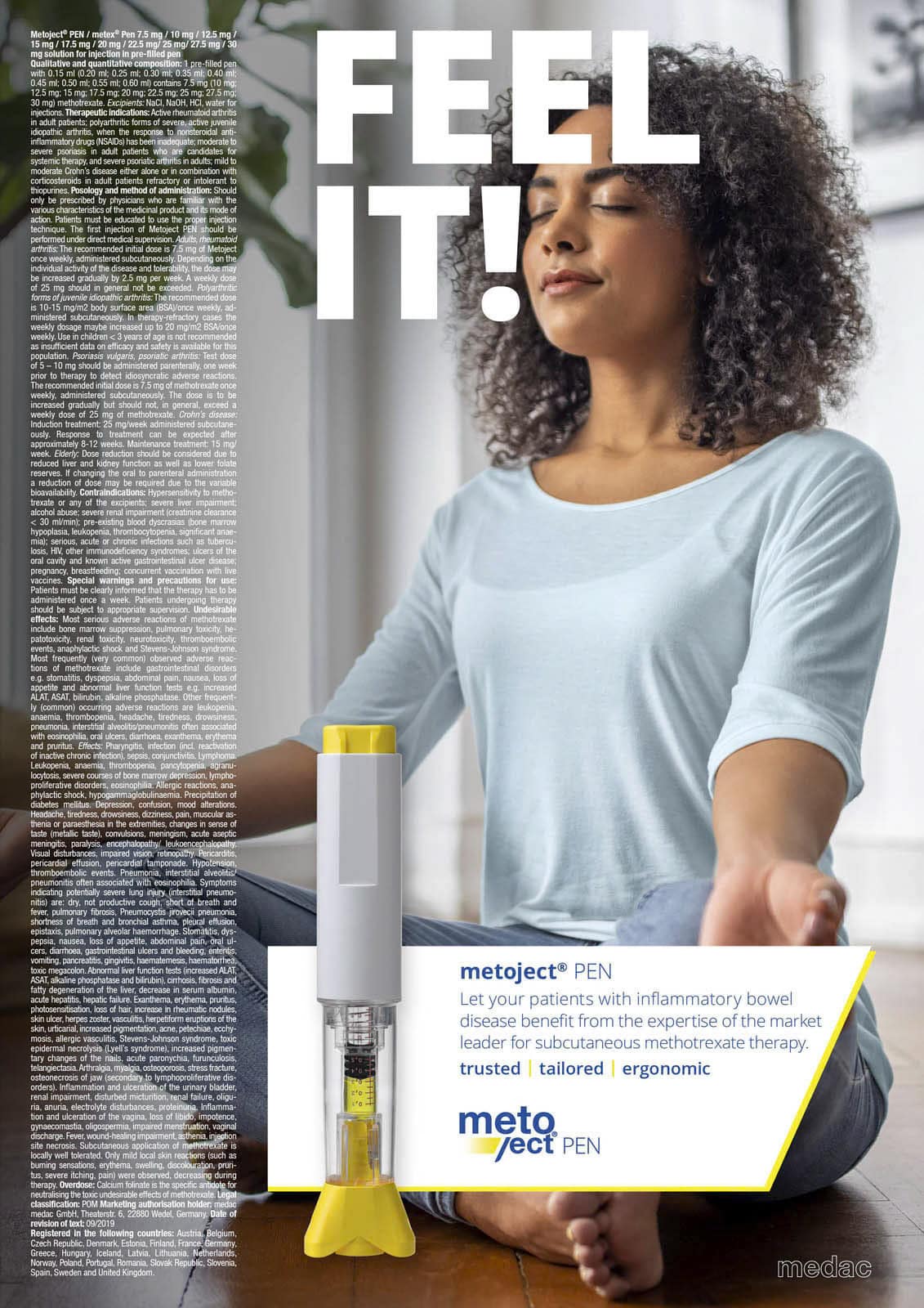 Eine Frau sitzt im Schneidersitz mit geschlossenen Augen und wirkt ruhig und meditativ. Im Vordergrund ist ein Injektionsstift mit der Aufschrift "metoject PEN" zu sehen, auf dem die Anwendung bei entzündlichen Darmerkrankungen beschrieben wird. © Fotografie Tomas Rodriguez