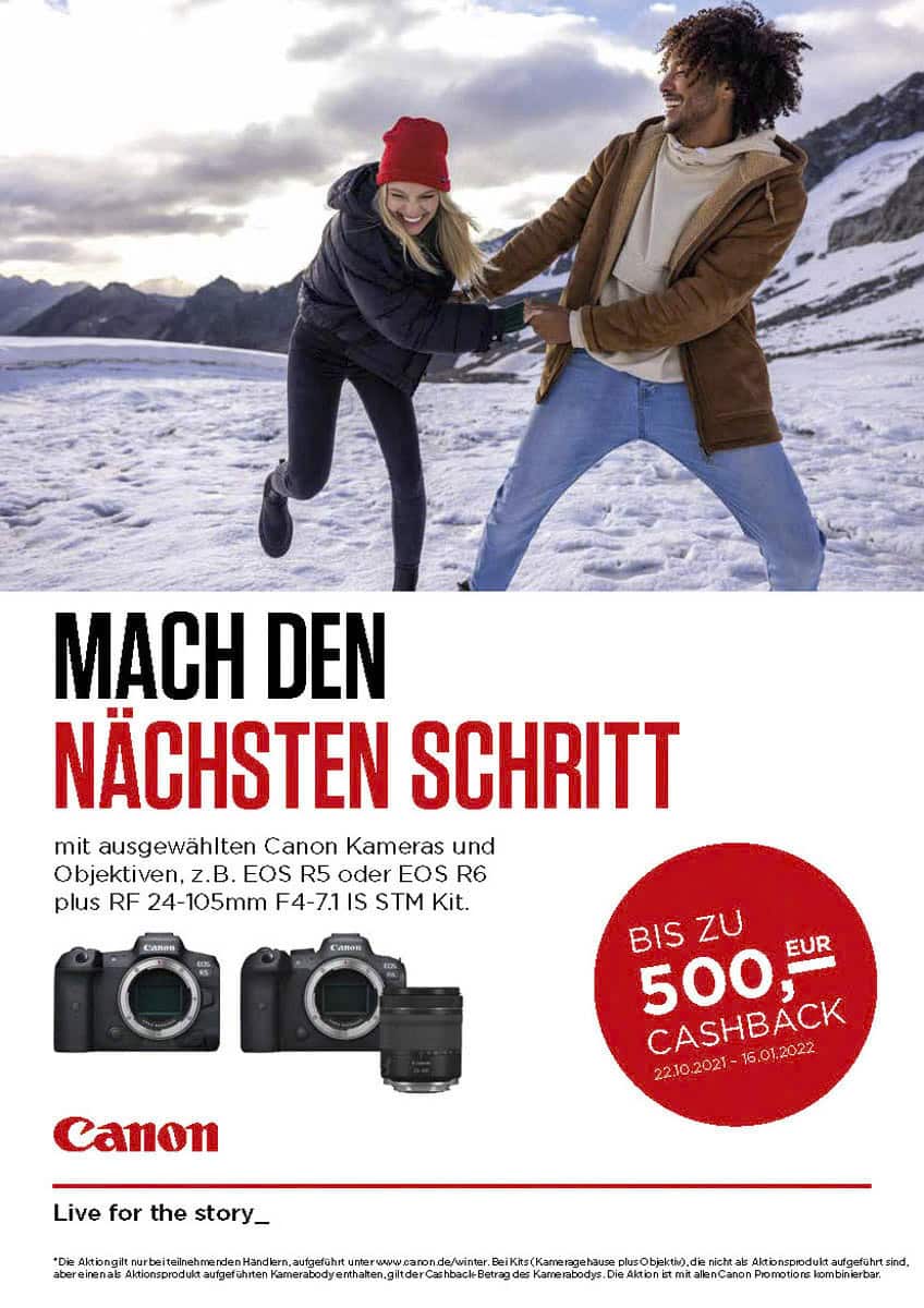 Ein lächelndes Paar läuft händchenhaltend durch eine verschneite Berglandschaft. Darunter steht ein Text, der für ein Canon Kamera-Cashback-Angebot wirbt, neben Bildern von zwei Canon Kameras und einem Objektiv. © Fotografie Tomas Rodriguez
