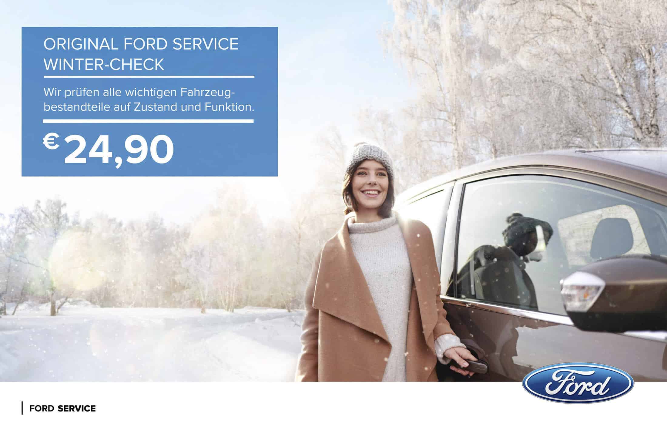 Eine Frau in Winterkleidung lächelt neben einem braunen Ford auf einer verschneiten Straße mit Bäumen. Eine blaue Schachtel wirbt für einen Original Ford Service-Wintercheck für 24,90 €. Logos und Text von Ford befinden sich am unteren Rand. © Fotografie Tomas Rodriguez