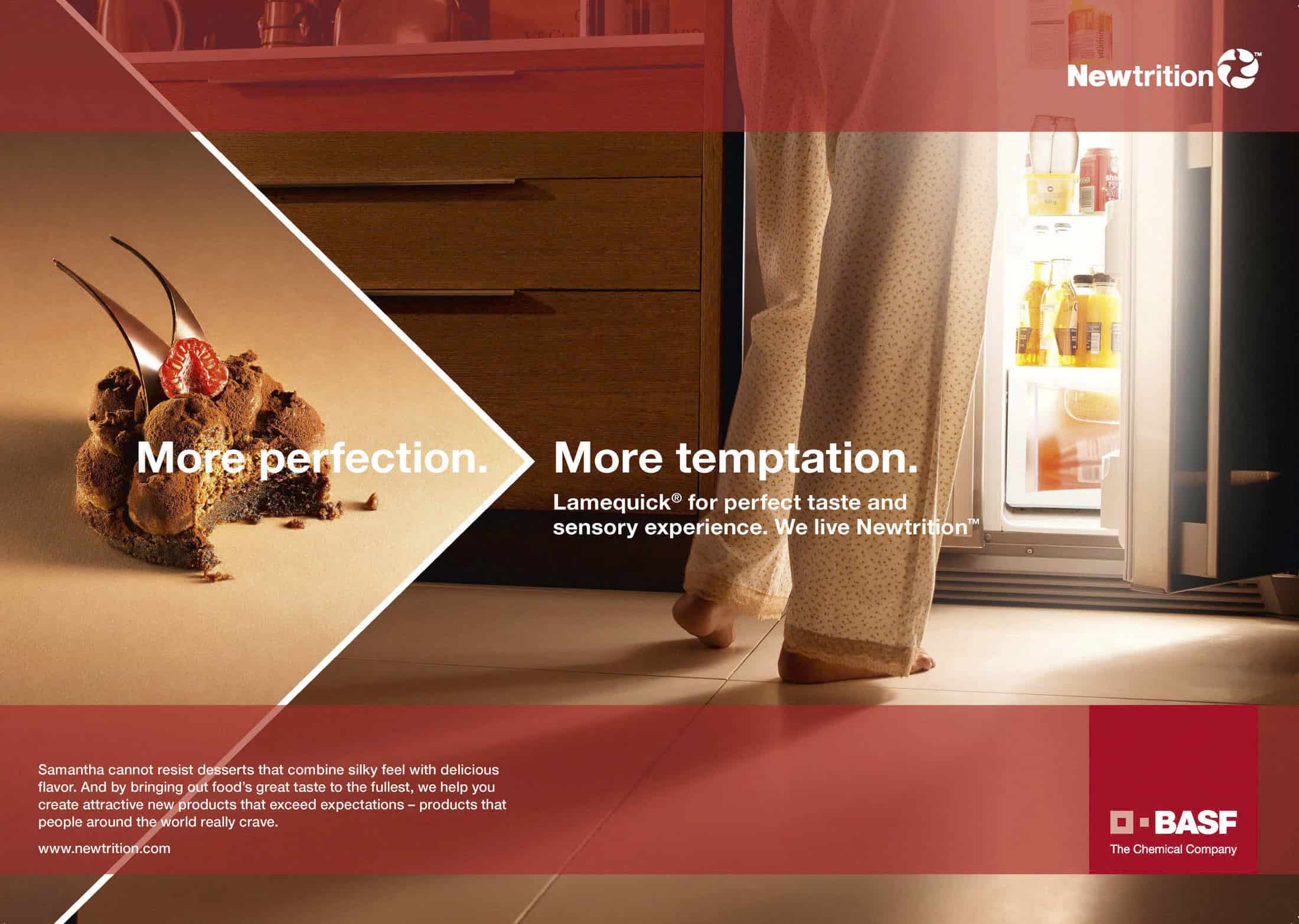 Eine Person im Pyjama steht nachts an einem offenen Kühlschrank. Auf der linken Seite sind Gourmet-Schokoladendesserts ausgestellt. Der Text lautet: "Mehr Perfektion. Mehr Verlockung. Lamequick® für perfekten Geschmack und sensorische Erfahrung. © Fotografie Tomas Rodriguez