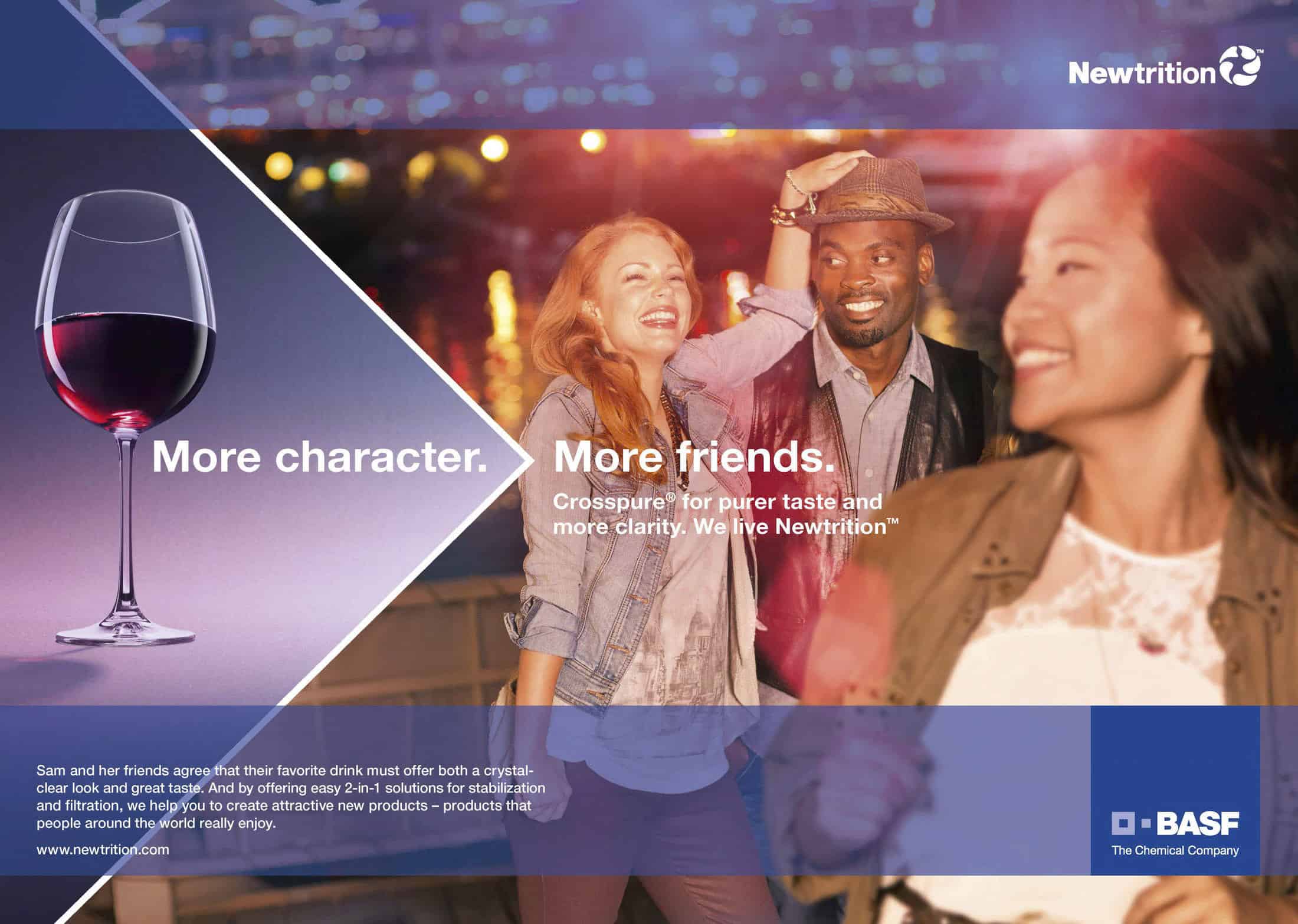 Eine Gruppe von Freunden lacht und genießt einen gemeinsamen Abend im Freien, mit einer Nahaufnahme eines Glases Rotwein auf der linken Seite. Der Text lautet: "Mehr Charakter. Mehr Freunde. BASF Newtrition.". © Fotografie Tomas Rodriguez