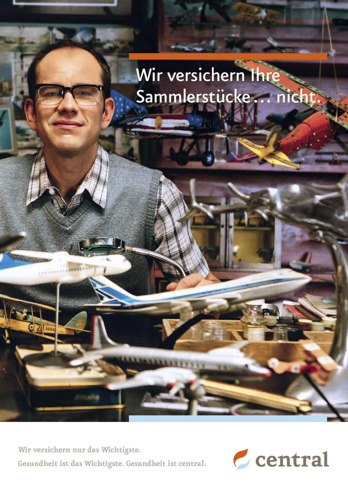 Ein Mann mit Brille und kariertem Hemd sitzt an einem Schreibtisch, der mit Modellflugzeugen und Sammlerstücken bedeckt ist. Der Text lautet: "Wir versichern Ihre Sammlerstücke ... nicht." Das Logo der Central-Versicherung befindet sich am unteren Rand. © Fotografie Tomas Rodriguez