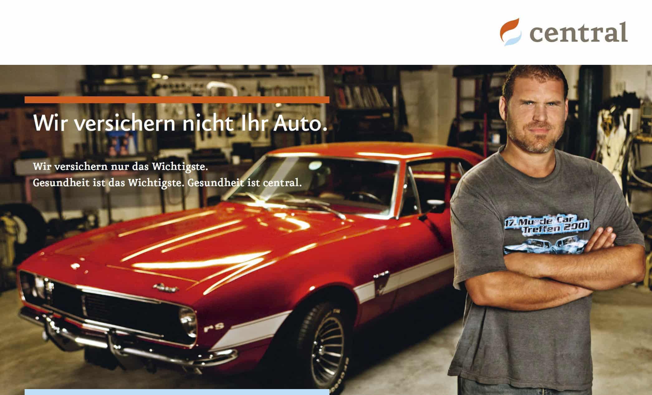 Ein Mann mit verschränkten Armen steht selbstbewusst neben einem roten Oldtimer in einer Garage. Der Text in deutscher Sprache hebt die Krankenversicherung gegenüber der Autoversicherung hervor. Das Logo der "Central" befindet sich in der oberen rechten Ecke. © Fotografie Tomas Rodriguez