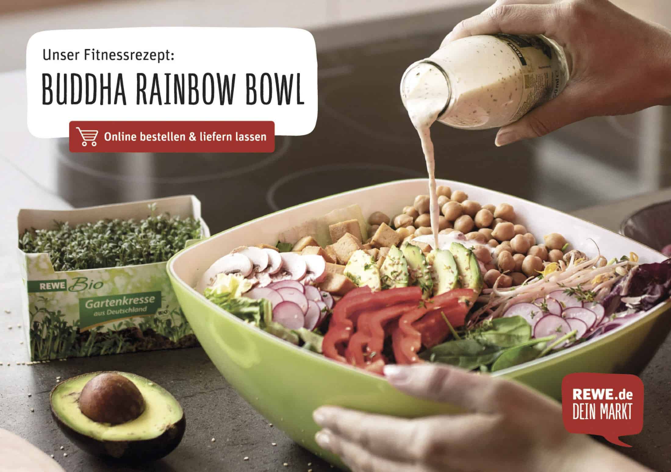Eine Hand gießt Dressing über eine bunte Buddha-Schale mit Kichererbsen, Gurken, Radieschen, Tomaten, roten Zwiebeln, Avocado und Kresse. Eine REWE Bio-Kressebox und das REWE-Logo sind zu sehen. Der Text wirbt für die Online-Bestellung. © Fotografie Tomas Rodriguez