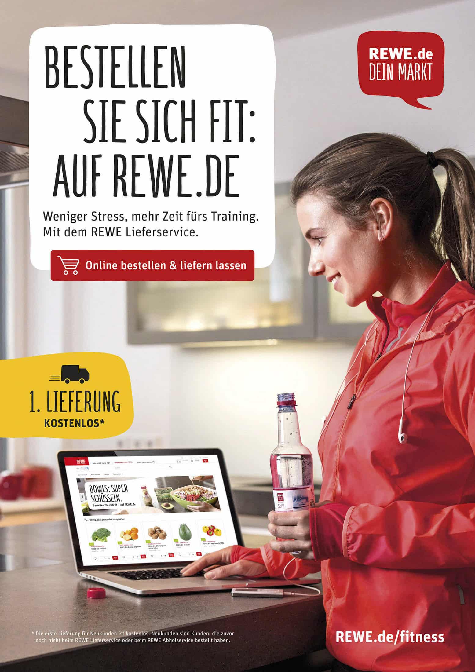 Eine Frau in Sportkleidung hält eine Wasserflasche in der Hand und benutzt einen Laptop auf einem Küchentisch. Auf dem Bildschirm ist ein Online-Lebensmittelgeschäft zu sehen. Werbebanner werben für die kostenlose erste Lieferung von REWE.de und animieren zum Online-Einkauf von Lebensmitteln. © Fotografie Tomas Rodriguez