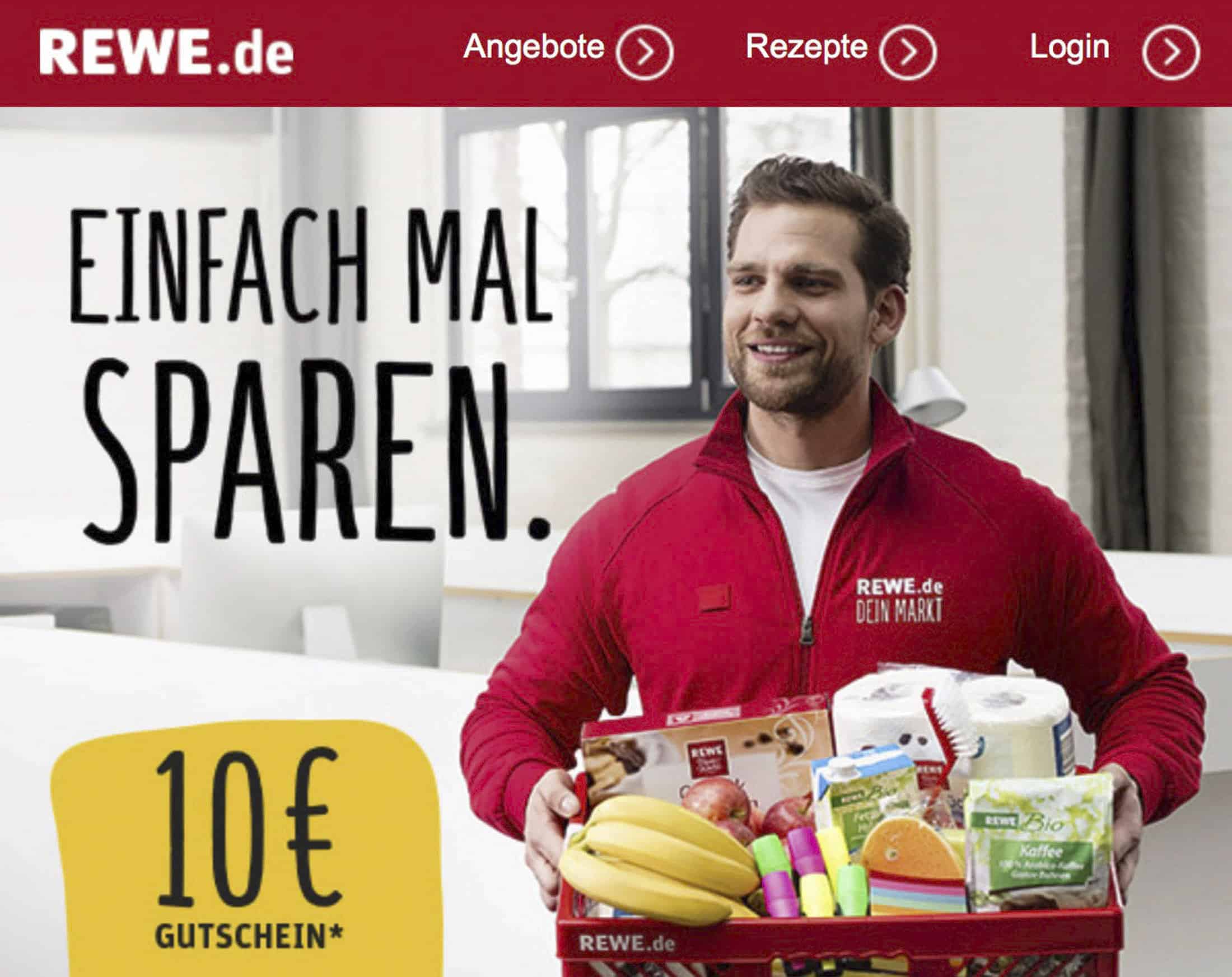 Ein lächelnder Zusteller in einer roten REWE.de-Jacke hält einen Karton mit Lebensmitteln, darunter Bananen, Milch, Toilettenpapier und andere Artikel. Der Text lautet: "Einfach mal sparen" und "10€ Gutschein". Oben ist das Menü der Website zu sehen. © Fotografie Tomas Rodriguez