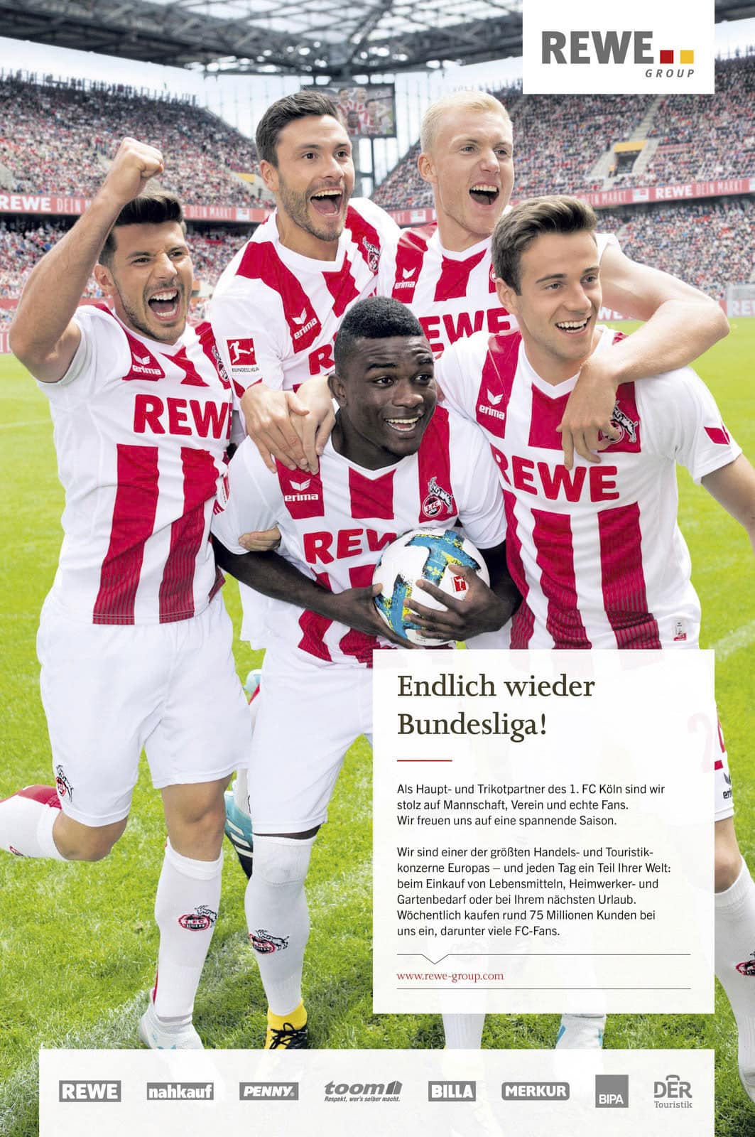 Vier jubelnde Fußballspieler in den rot-weißen Trikots des 1. FC Köln feiern auf dem Spielfeld, die Arme umeinander gelegt und lächelnd, während im Hintergrund ein überfülltes Stadion zu sehen ist. © Fotografie Tomas Rodriguez