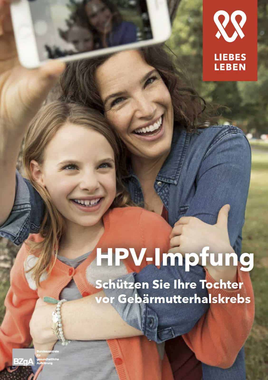 Eine lächelnde Frau und ein Mädchen machen gemeinsam ein Selfie im Freien. Der Text wirbt für die HPV-Impfung und rät dazu, Töchter vor Gebärmutterhalskrebs zu schützen. Das Logo und der Name der Organisation sind ebenfalls zu sehen. © Fotografie Tomas Rodriguez
