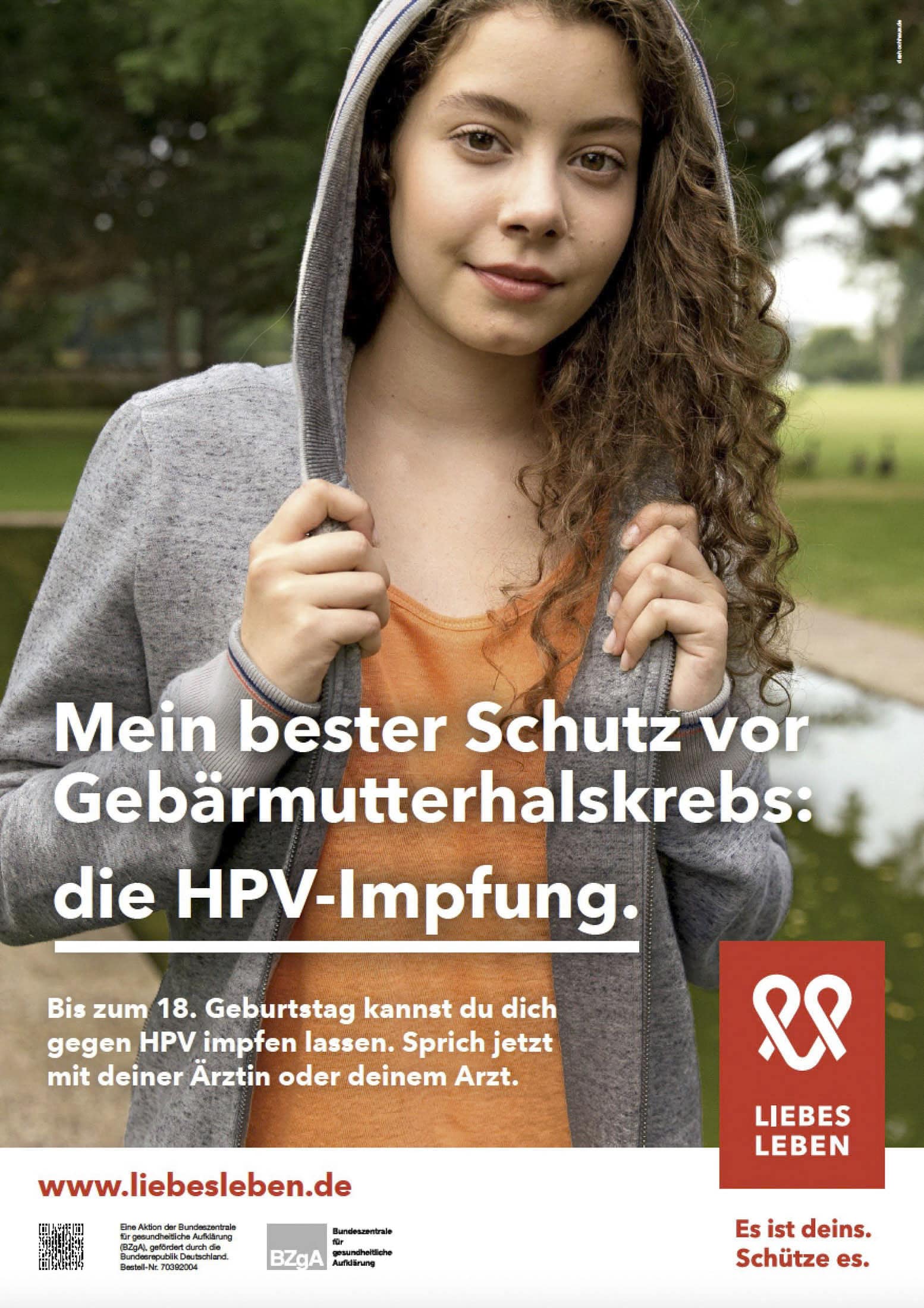 Eine junge Frau mit lockigem Haar blickt in die Kamera, während sie im Freien ist und einen grauen Kapuzenpulli trägt. Der deutsche Text wirbt für die HPV-Impfung zum Schutz vor Gebärmutterhalskrebs und empfiehlt eine Impfung vor dem 18. © Fotografie Tomas Rodriguez