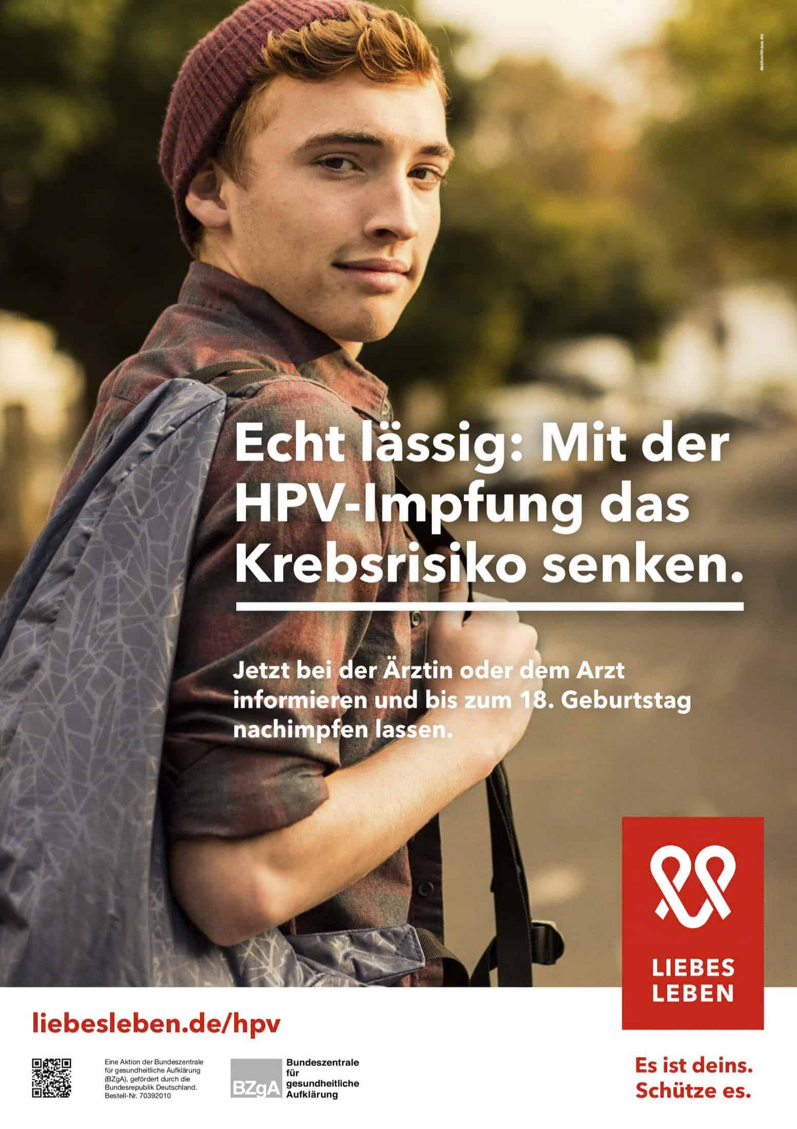 Ein junger Mensch mit Rucksack schaut im Freien lässig über seine Schulter. Der deutsche Text wirbt für die HPV-Impfung zur Senkung des Krebsrisikos und empfiehlt eine Impfung vor dem 18. Lebensjahr. Logos und Website-Informationen erscheinen am unteren Rand. © Fotografie Tomas Rodriguez