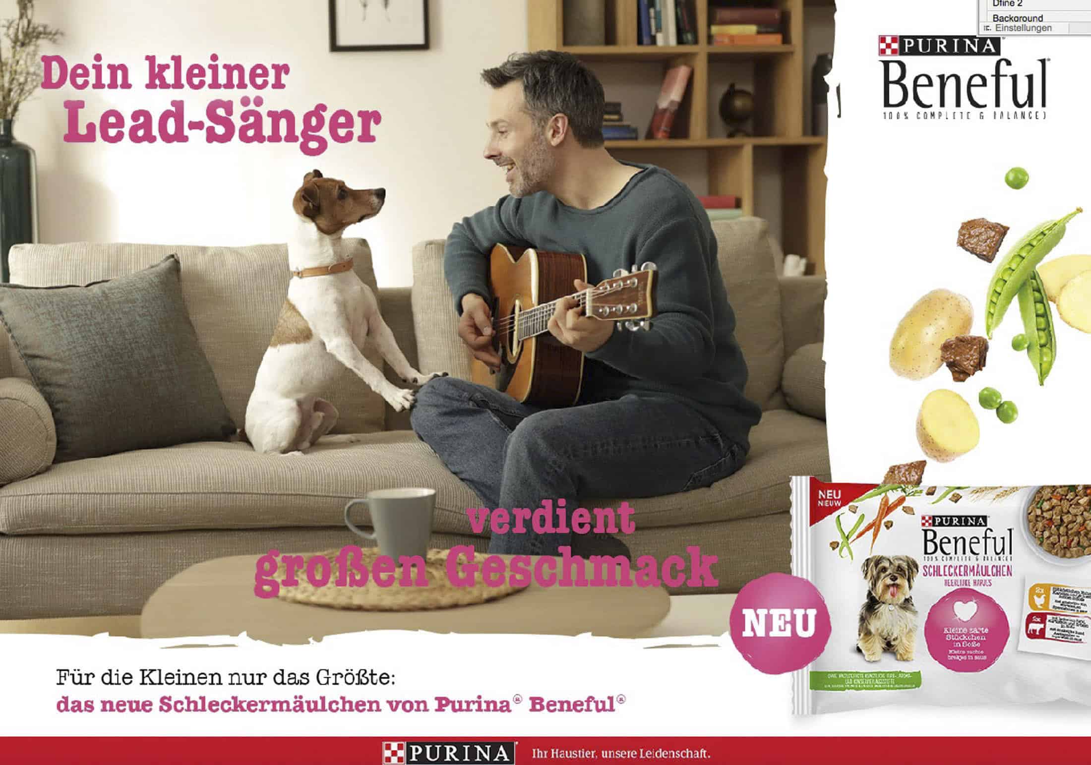 Ein Mann sitzt auf einer Couch, spielt Gitarre und singt für einen Hund, der neben ihm sitzt. Die Szene wirbt für Purina Beneful Hundefutter, wobei rechts Verpackungen und Futterzutaten abgebildet sind. Der deutsche Text hebt die Attraktivität des Produkts hervor. © Fotografie Tomas Rodriguez