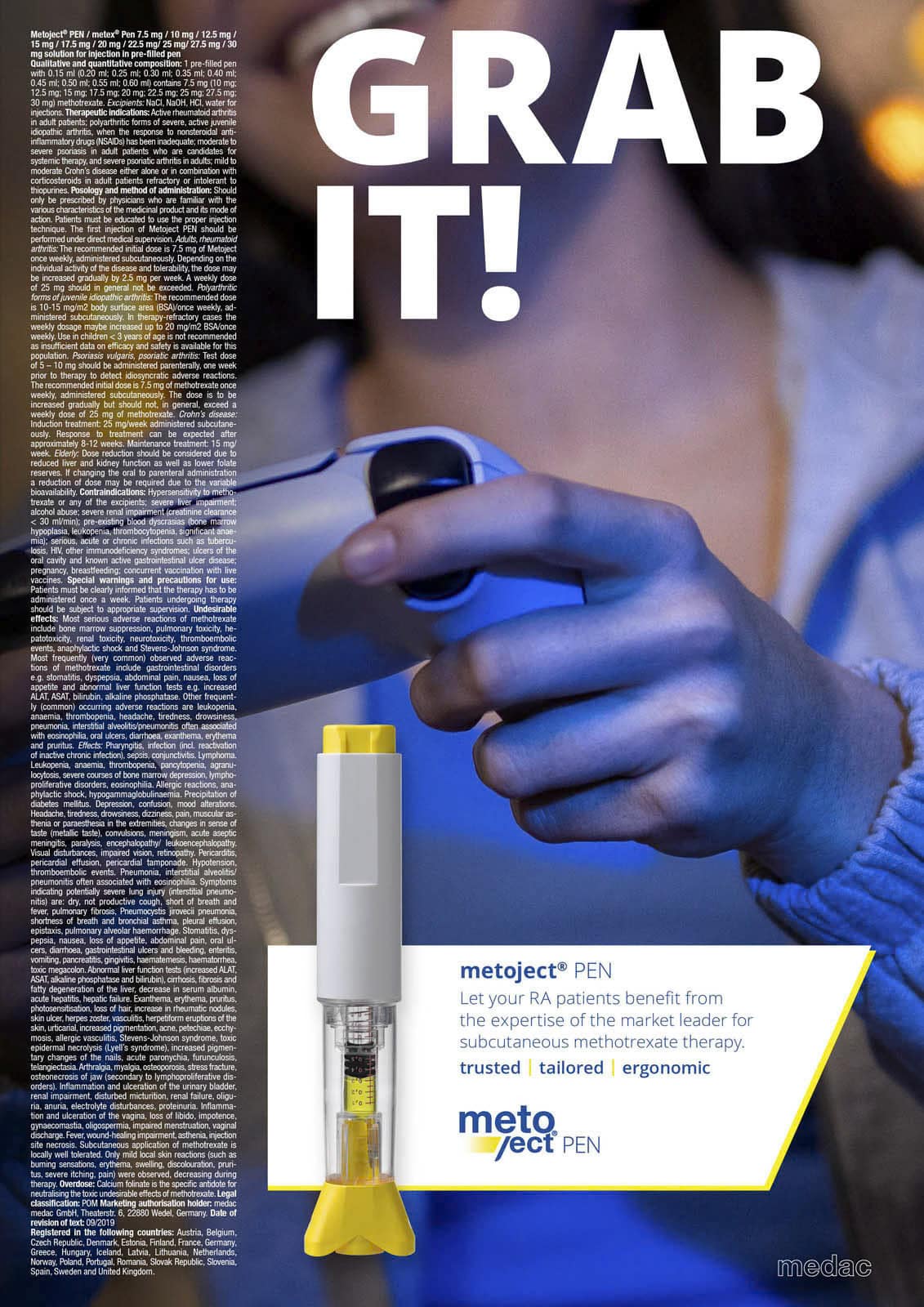 Eine Person hält einen Game-Controller mit beiden Händen unter einem großen Text mit der Aufschrift "GRAB IT!". Unten befindet sich ein Bild des metoject PEN mit einer Beschreibung, die die Vorteile für RA-Patienten hervorhebt. © Fotografie Tomas Rodriguez