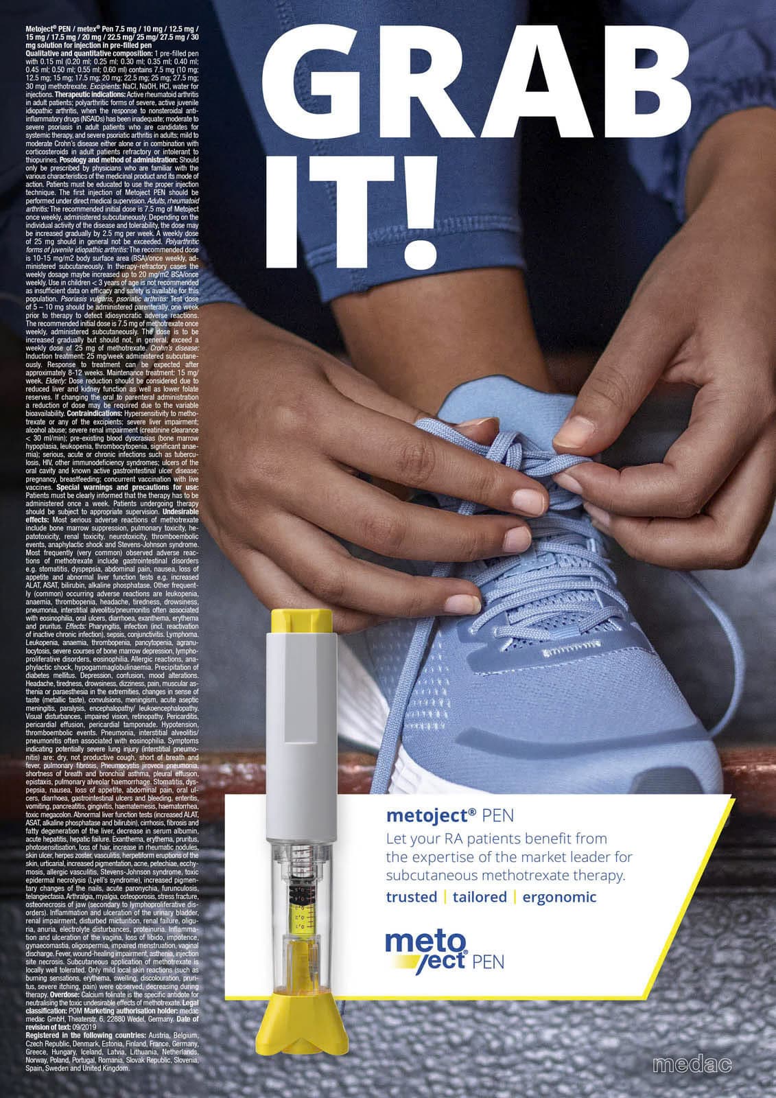 Eine Person bindet die Schnürsenkel eines hellblauen Sportschuhs. Großer weißer Text darüber lautet "GRAB IT!". Unten ist das Bild eines gelben und weißen metoject PEN zu sehen, daneben eine Beschreibung und ein Branding. © Fotografie Tomas Rodriguez