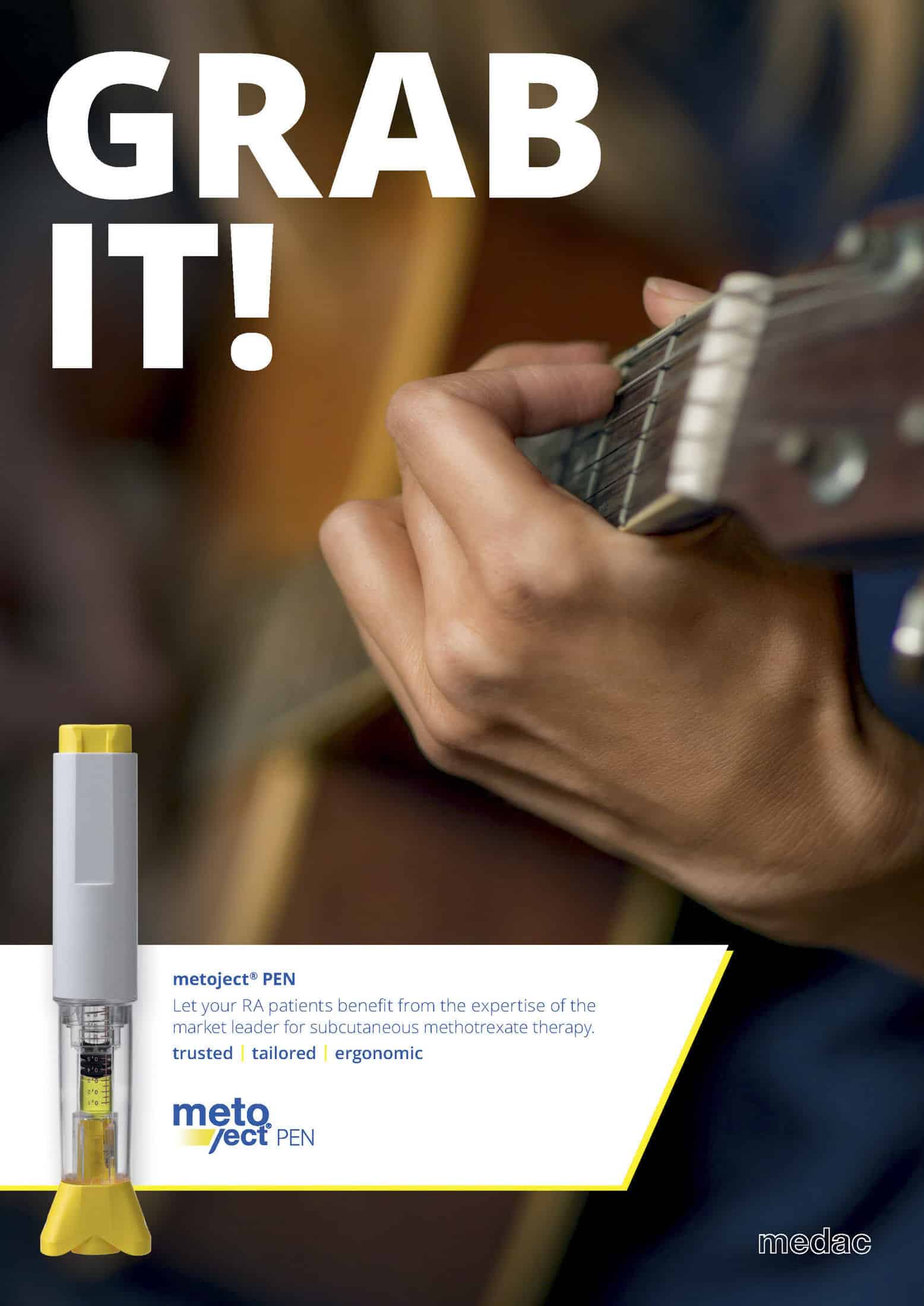 Nahaufnahme der Hände einer Person, die eine akustische Gitarre spielt. Oben steht in großer Schrift "GRAB IT!". Unten befindet sich die Abbildung eines medizinischen Injektionsstifts und Produktinformationen. © Fotografie Tomas Rodriguez