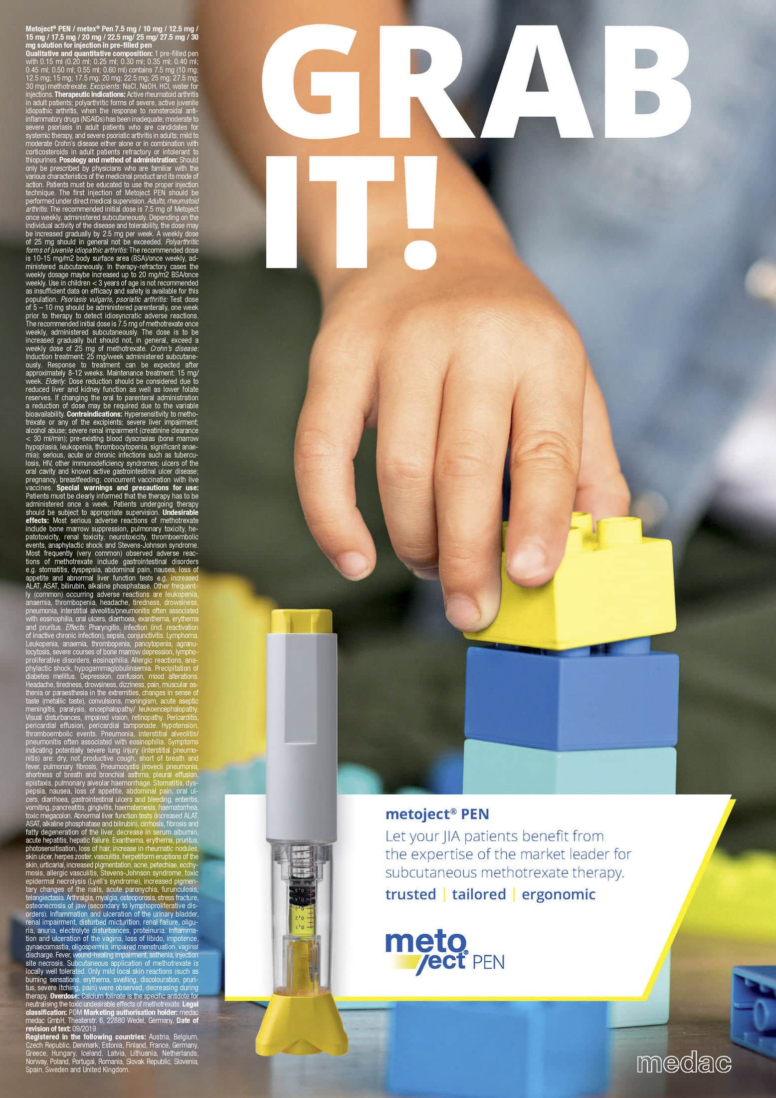 Eine Kinderhand, die bunte Spielzeugbausteine stapelt, mit einem großen "GRAB IT!"-Text darüber und einem Bild eines Medikamentenstifts mit der Aufschrift "metoject PEN" im unteren Bereich. Der Text über das Produkt befindet sich auf der linken Seite. © Fotografie Tomas Rodriguez