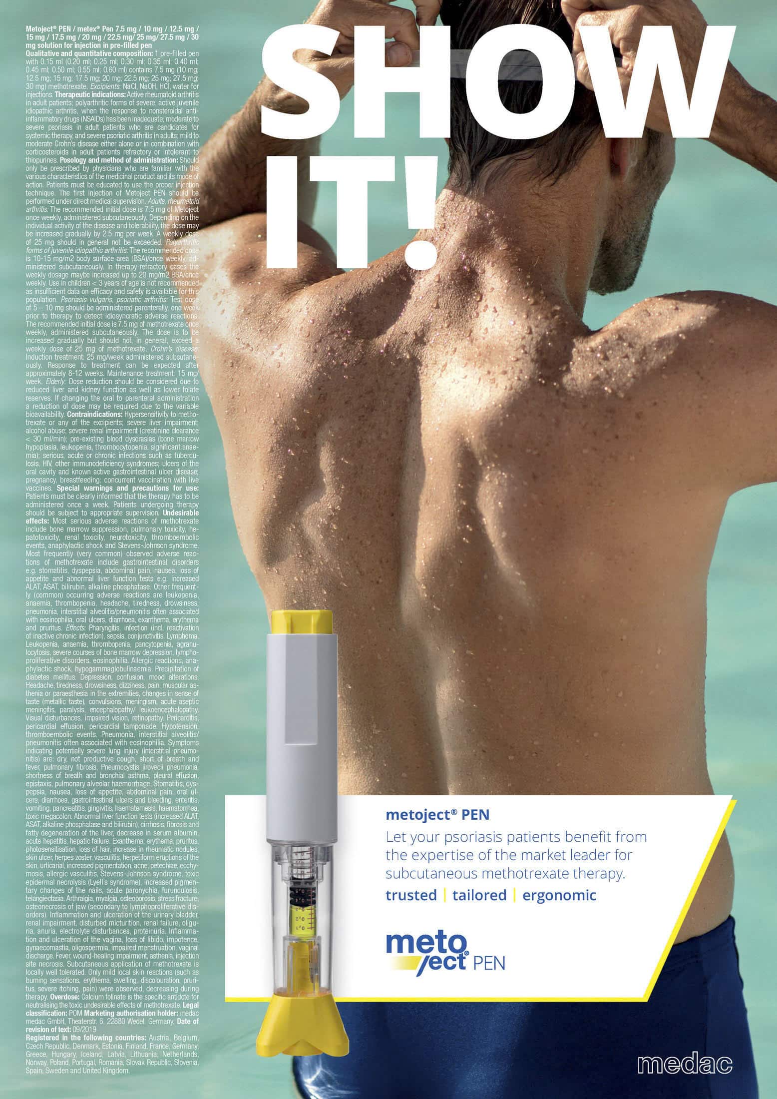 Eine Person mit kurzen Haaren steht mit dem Rücken zur Kamera in einem Becken und hebt die Arme hinter den Kopf. Darunter ist ein Injektionsstift mit einem Text abgebildet, der für metoject PEN zur Behandlung von Psoriasis wirbt. © Fotografie Tomas Rodriguez