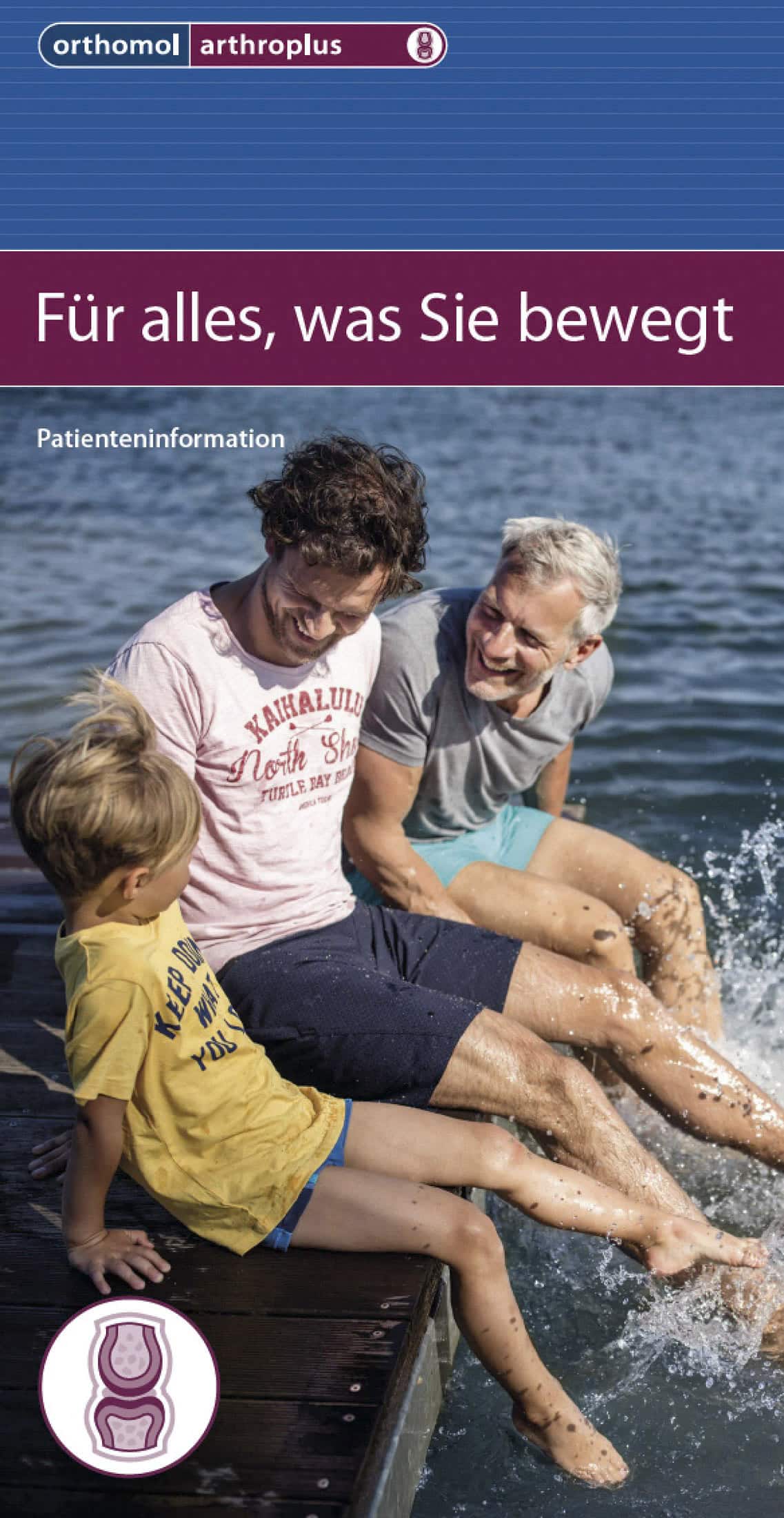 Ein junger Mann, ein älterer Mann und ein Junge sitzen auf einem Steg, lächeln und planschen mit den Füßen im Wasser. Der Text über ihnen ist auf Deutsch und unten ist ein Kniegelenk abgebildet. © Fotografie Tomas Rodriguez