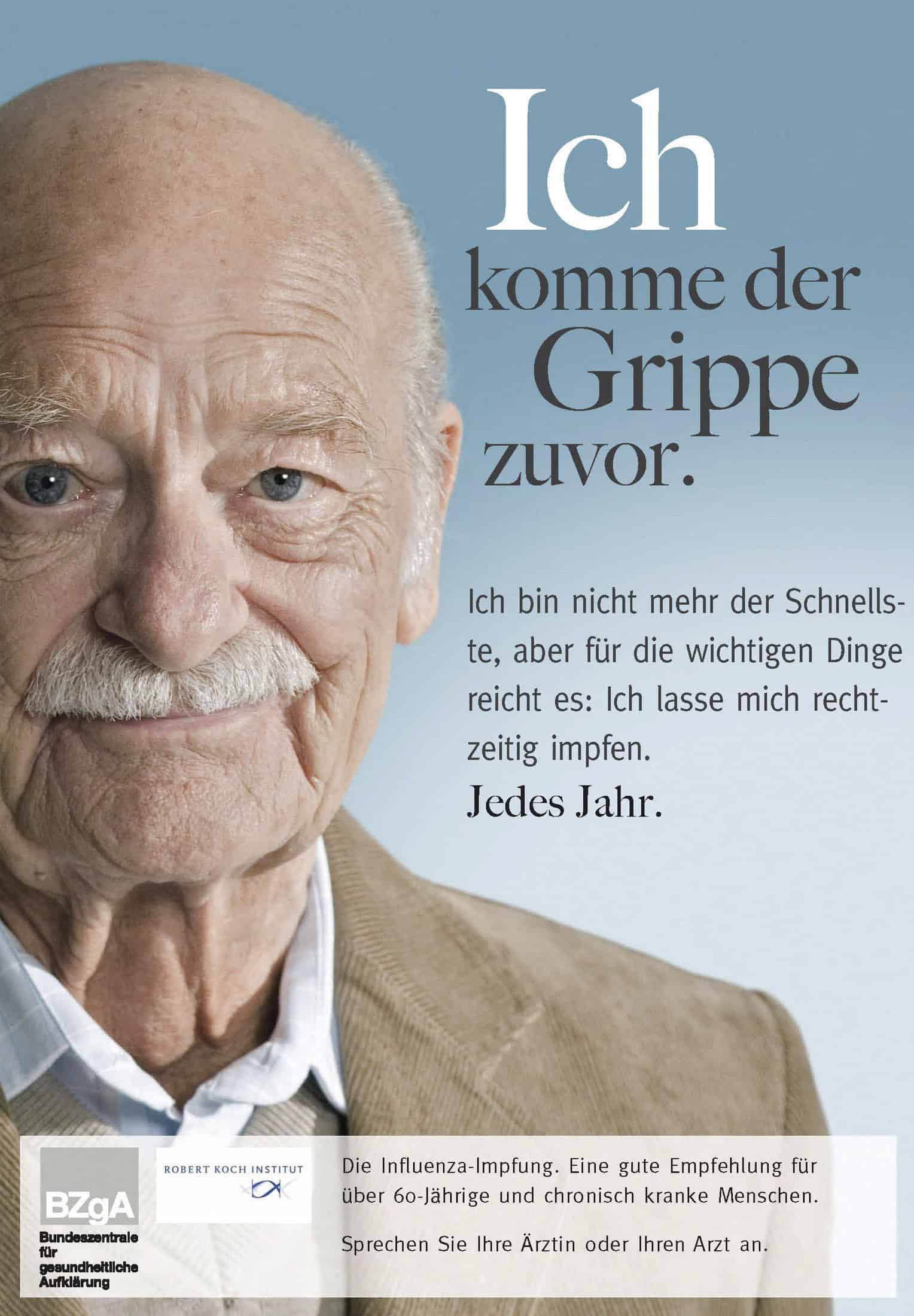 Ein älterer Mann mit Schnurrbart und Glatze schaut in die Kamera und lächelt sanft. Ein deutscher Text wirbt für die Bedeutung der jährlichen Grippeimpfung, insbesondere für Menschen über 60. Am unteren Rand sind Logos von Gesundheitsorganisationen zu sehen. © Fotografie Tomas Rodriguez