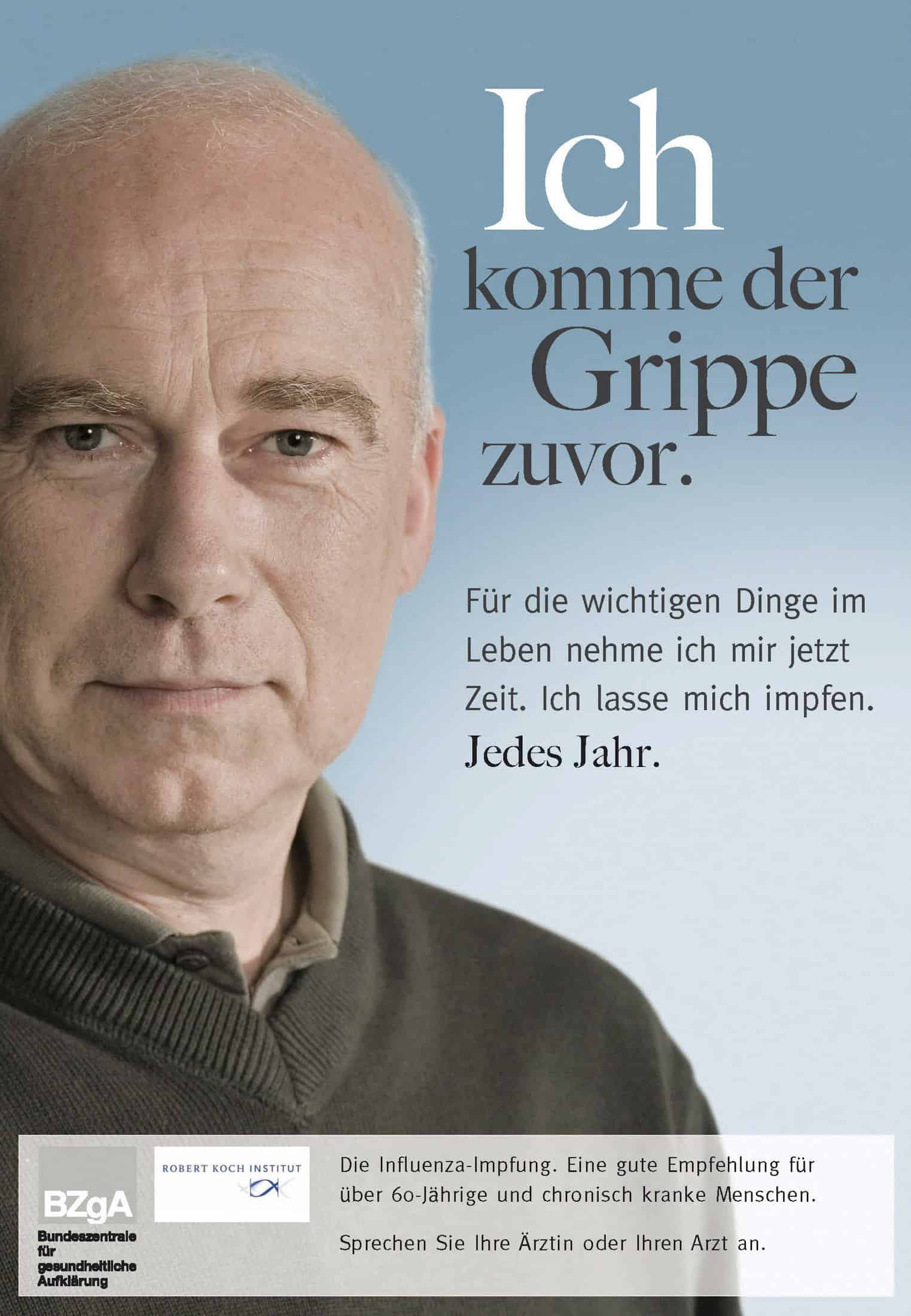 Ein Mann mittleren Alters mit kurzen grauen Haaren und einem ernsten Gesichtsausdruck blickt in die Kamera. Ein deutscher Text wirbt für die Grippeimpfung, insbesondere für Menschen über 60 und chronisch Kranke. Die Logos der BZgA und des Robert-Koch-Instituts sind zu sehen. © Fotografie Tomas Rodriguez