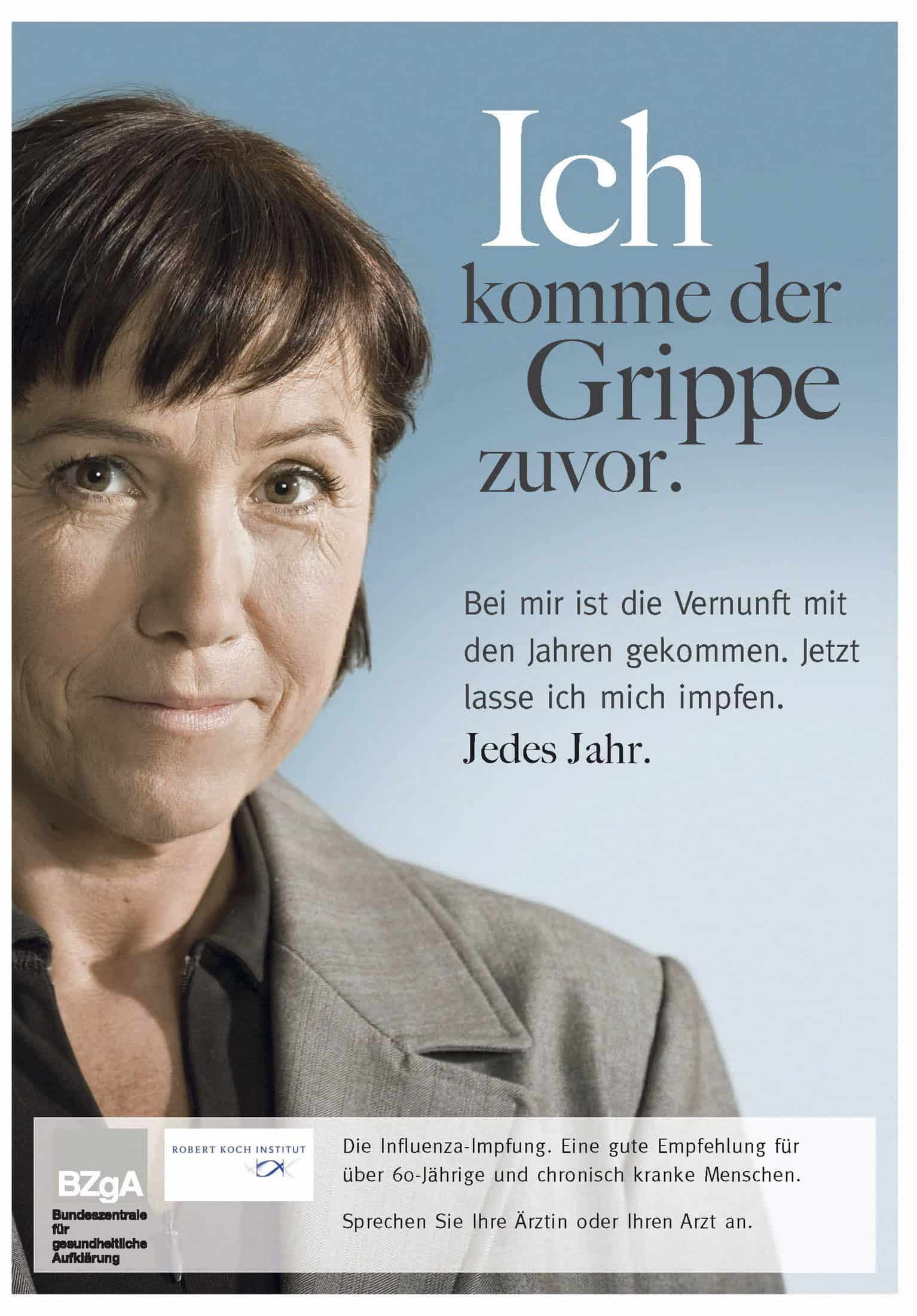 Eine Frau mittleren Alters mit kurzen braunen Haaren und einem ernsten Gesichtsausdruck blickt in die Kamera. Der deutsche Text wirbt für die Grippeimpfung, insbesondere für Menschen über 60 und für Menschen mit chronischen Krankheiten. © Fotografie Tomas Rodriguez
