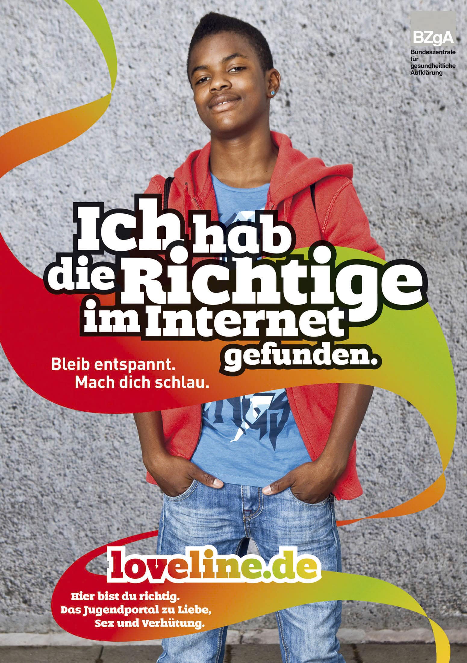 Ein lächelnder Jugendlicher steht mit den Händen in den Taschen vor einer grauen Wand. Bunte Wirbel umrahmen einen deutschen Text, der für sichere Online-Beziehungen und die Jugend-Website loveline.de über Liebe, Sex und Verhütung wirbt. © Fotografie Tomas Rodriguez