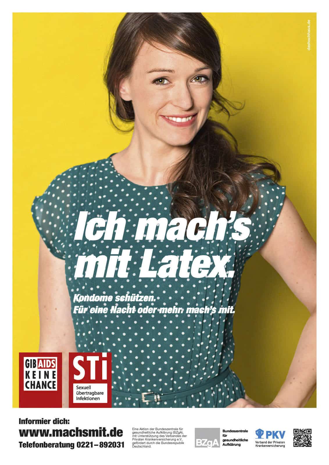 Eine lächelnde Frau in einem grünen gepunkteten Kleid zeigt auf einen fettgedruckten deutschen Text, der lautet: "Ich mach's mit Latex". Darunter wirbt ein kleinerer Text für die Verwendung von Kondomen zum Schutz vor Geschlechtskrankheiten. Logos und Kontaktinformationen erscheinen am unteren Rand. © Fotografie Tomas Rodriguez