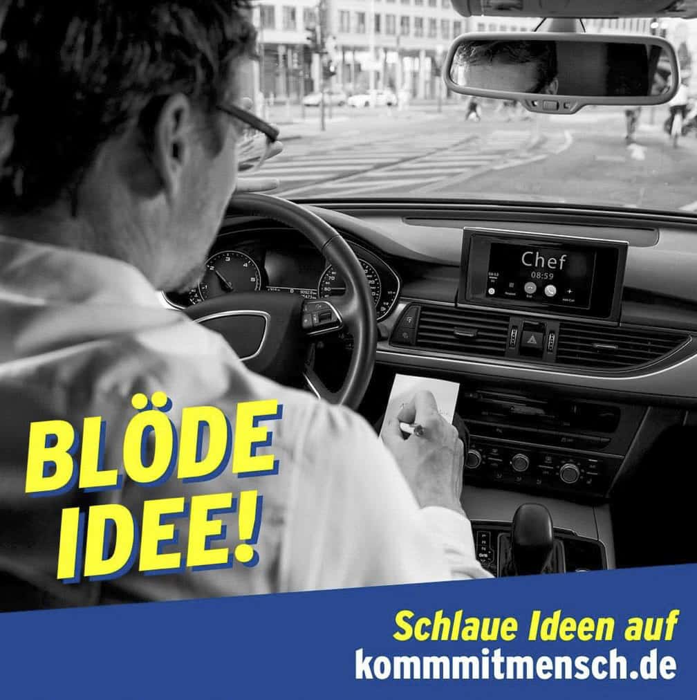 Eine Person in einem Auto schreibt während der Fahrt auf einen Notizblock. Auf der Anzeige im Armaturenbrett steht "Chef ruft an". In gelber Schrift steht "BLÖDE IDEE!" und blaue Schrift am unteren Rand wirbt für "Schlaue Ideen auf kommmitmensch.de". © Fotografie Tomas Rodriguez