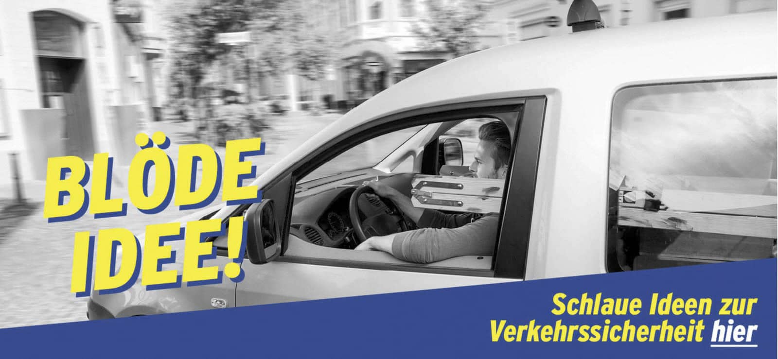 Ein Mann fährt ein Auto und stützt seinen Arm auf das Fenster, während er einen Laptop hält. Der fettgedruckte gelbe Text lautet "BLÖDE IDEE!". Auf dem blauen Banner darunter steht "Schlaue Ideen zur Verkehrssicherheit hier. © Fotografie Tomas Rodriguez