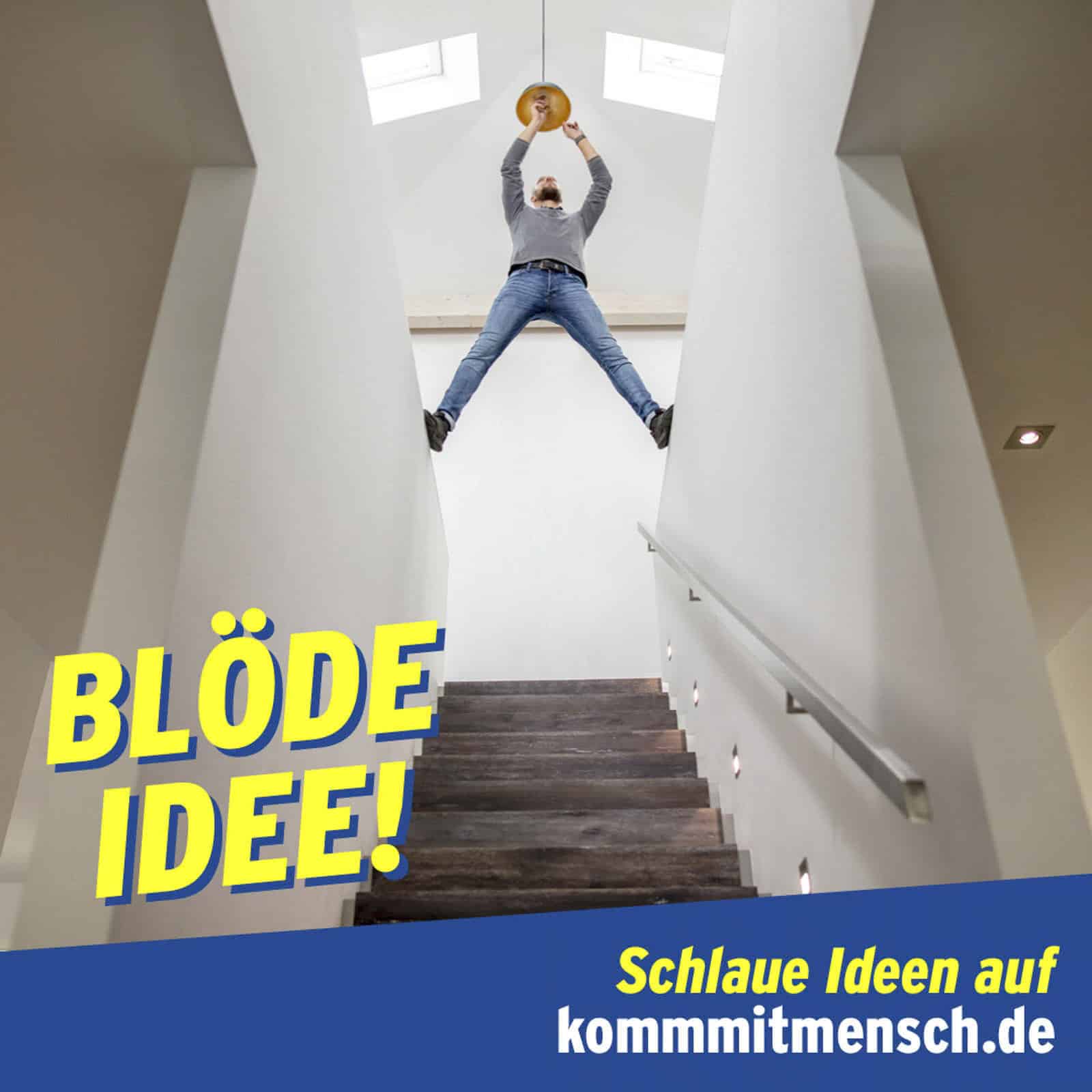 Ein Mann hängt gefährlich an einer Deckenlampe über einer Treppe. Der Text lautet "BLÖDE IDEE!" in Gelb und "Schlaue Ideen auf kommmitmensch.de" in Blau und Weiß am unteren Rand. © Fotografie Tomas Rodriguez
