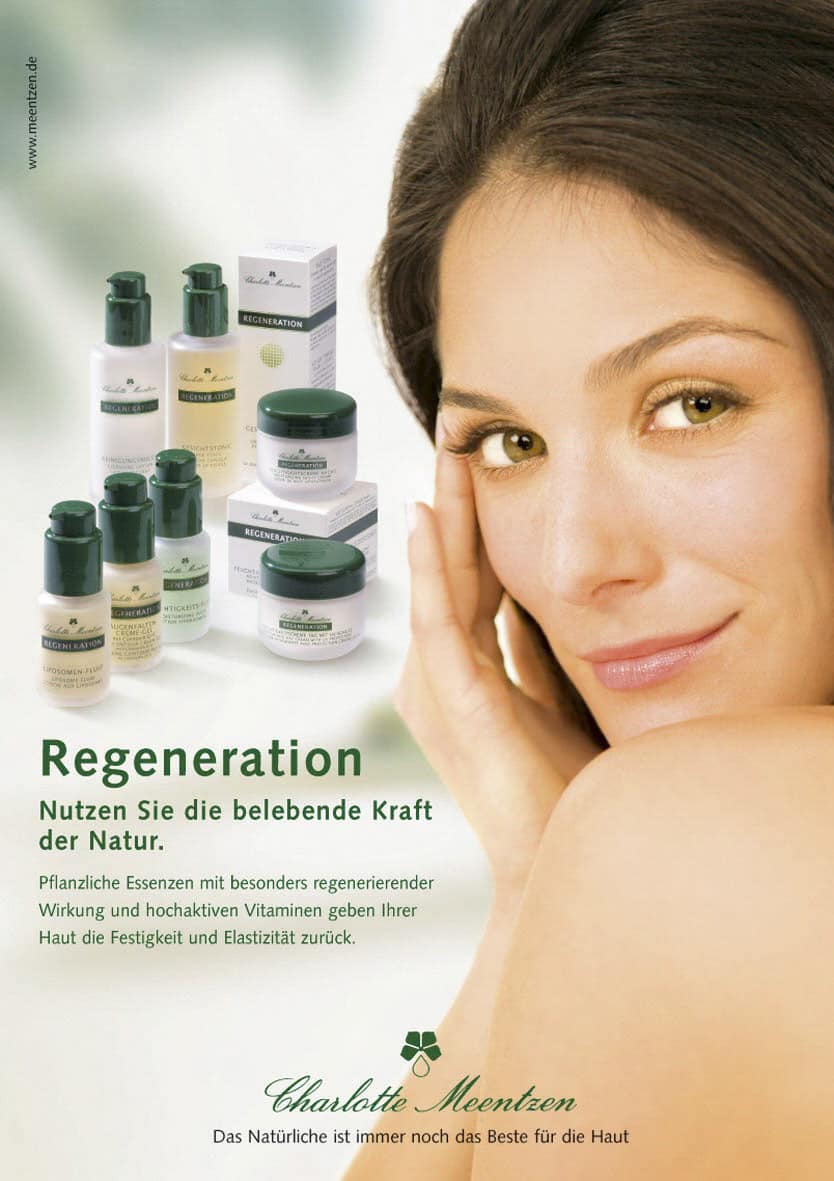 Eine Frau mit klarer Haut lächelt und stützt ihre Hand auf ihr Gesicht. Neben ihr stehen Charlotte Meentzen Hautpflegeprodukte in Flaschen und Schachteln. Ein deutscher Text wirbt für die regenerativen, natürlichen Vorteile für die Festigkeit und Elastizität der Haut. © Fotografie Tomas Rodriguez