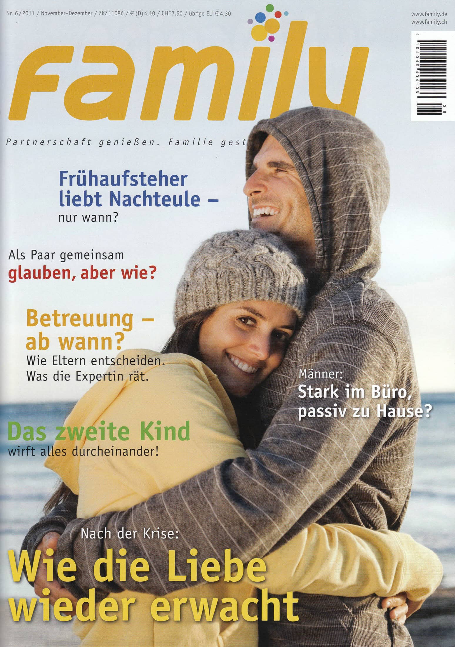 Ein lächelndes Paar in warmer Kleidung umarmt sich an einem Strand unter einem bewölkten Himmel. Der Mann trägt eine gestreifte Mütze und einen beigen Kapuzenpulli, während die Frau eine weiße Mütze und einen gelben Pullover trägt. Deutscher Text und der Zeitschriftentitel "Familie" überlagern das Bild. © Fotografie Tomas Rodriguez