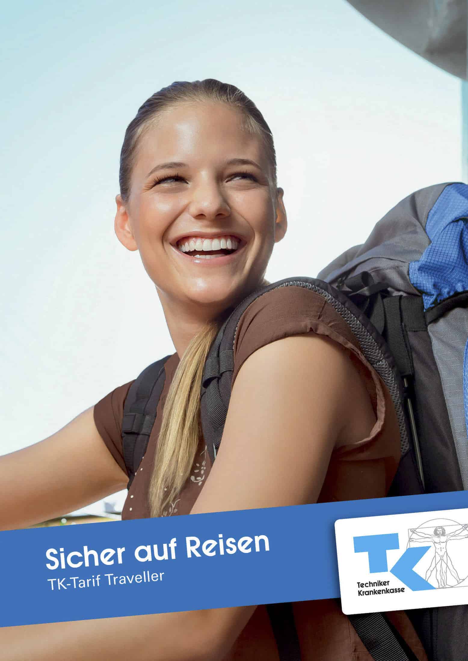 Eine lächelnde junge Frau mit einem Rucksack sitzt im Freien unter blauem Himmel. Der Text auf Deutsch lautet "Sicher auf Reisen, TK-Tarif Traveller" mit dem Logo der Techniker Krankenkasse in der Ecke. © Fotografie Tomas Rodriguez