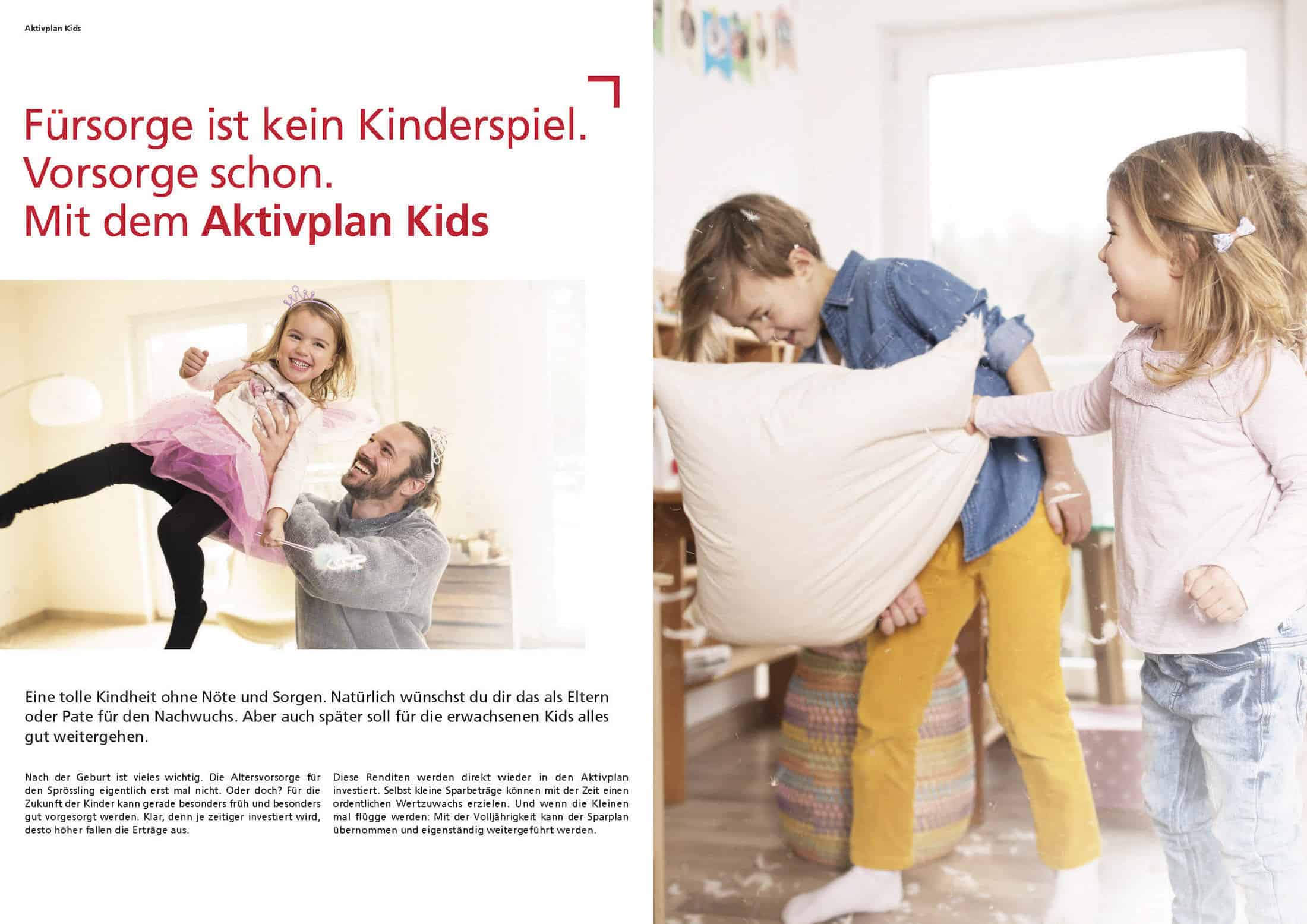 Ein Vater spielt mit seinen beiden kleinen Töchtern in einem hellen Wohnzimmer. Er wirft das eine Mädchen in die Luft, während das andere lacht und ein großes Kissen hält. Federn und Kissen sind überall verstreut, was auf eine spielerische Kissenschlacht hindeutet. © Fotografie Tomas Rodriguez